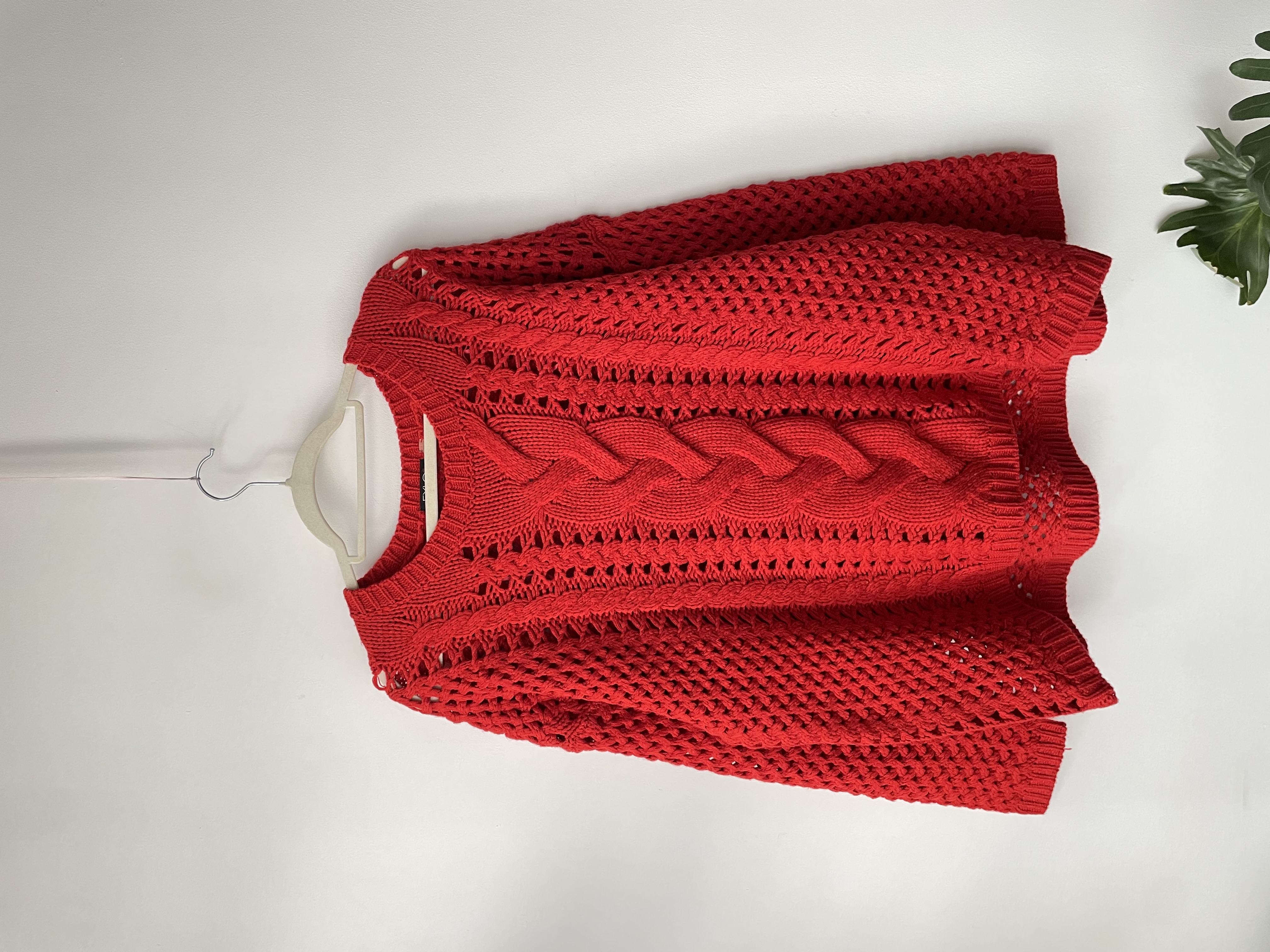Sweater rojo carmín. Talla: L 1