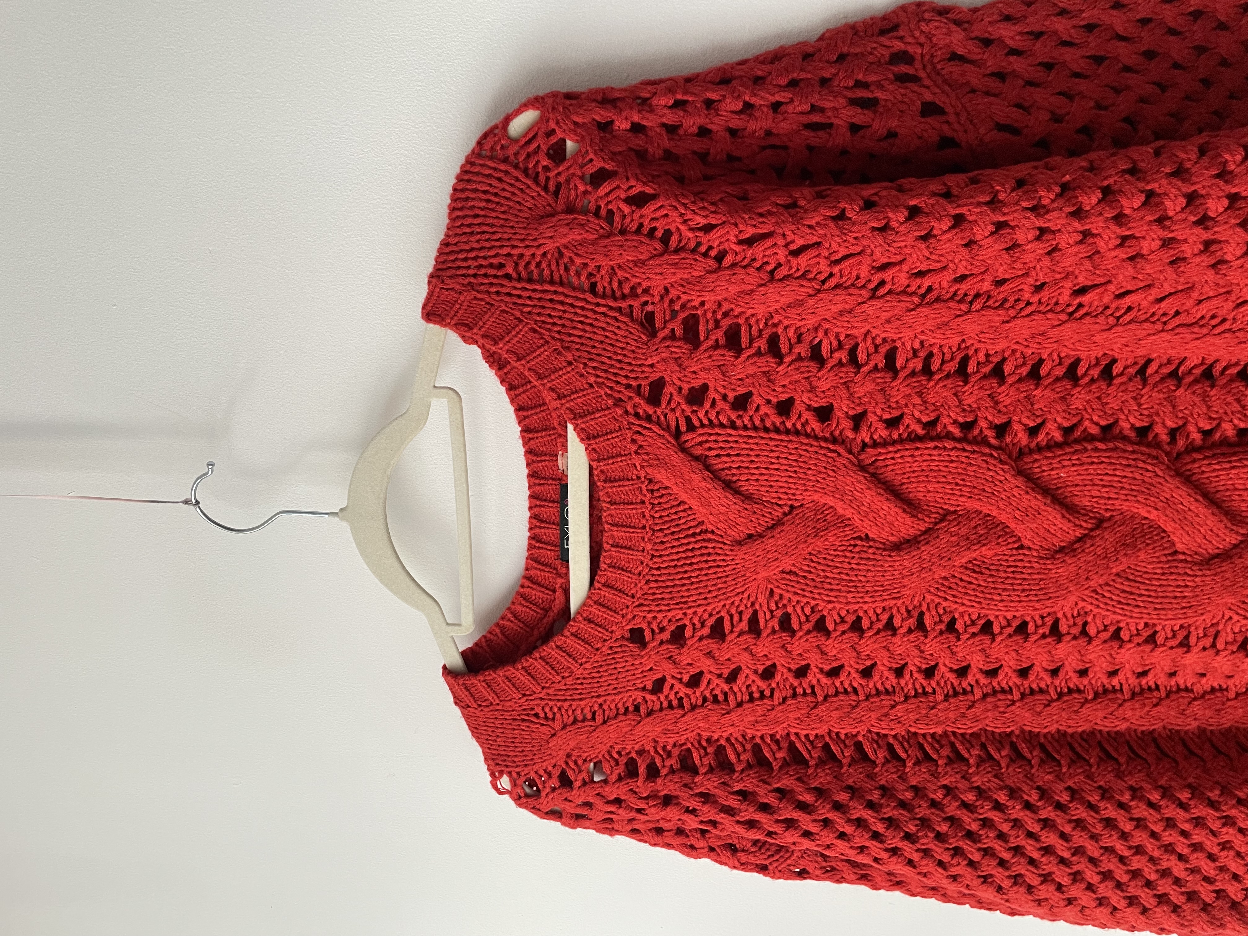 Sweater rojo carmín. Talla: L 2