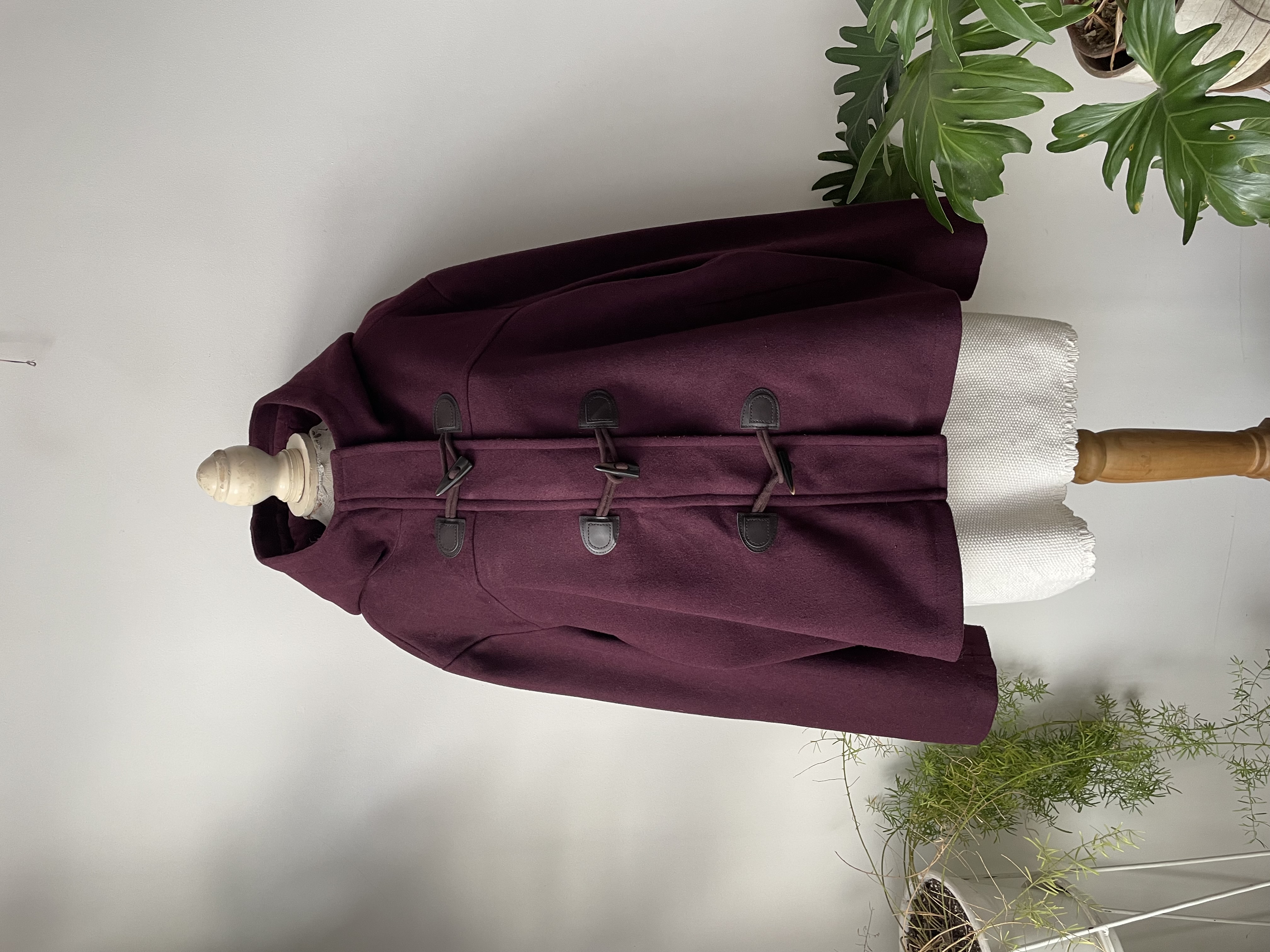 Abrigo ciruela. Talla: 2XL 1