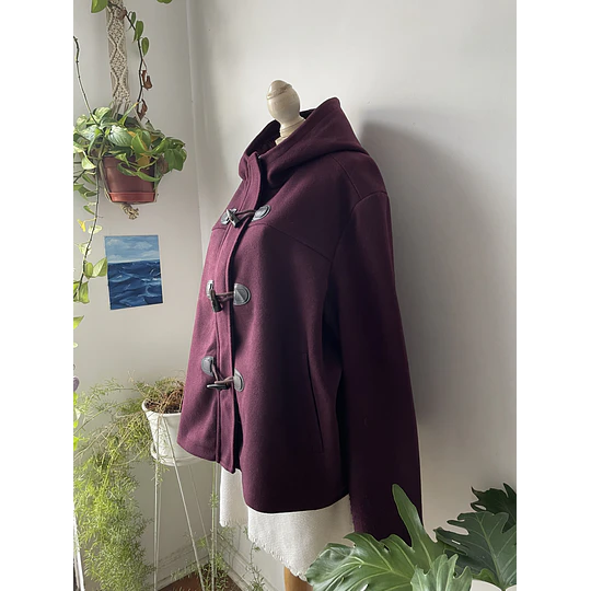 Abrigo ciruela. Talla: 2XL