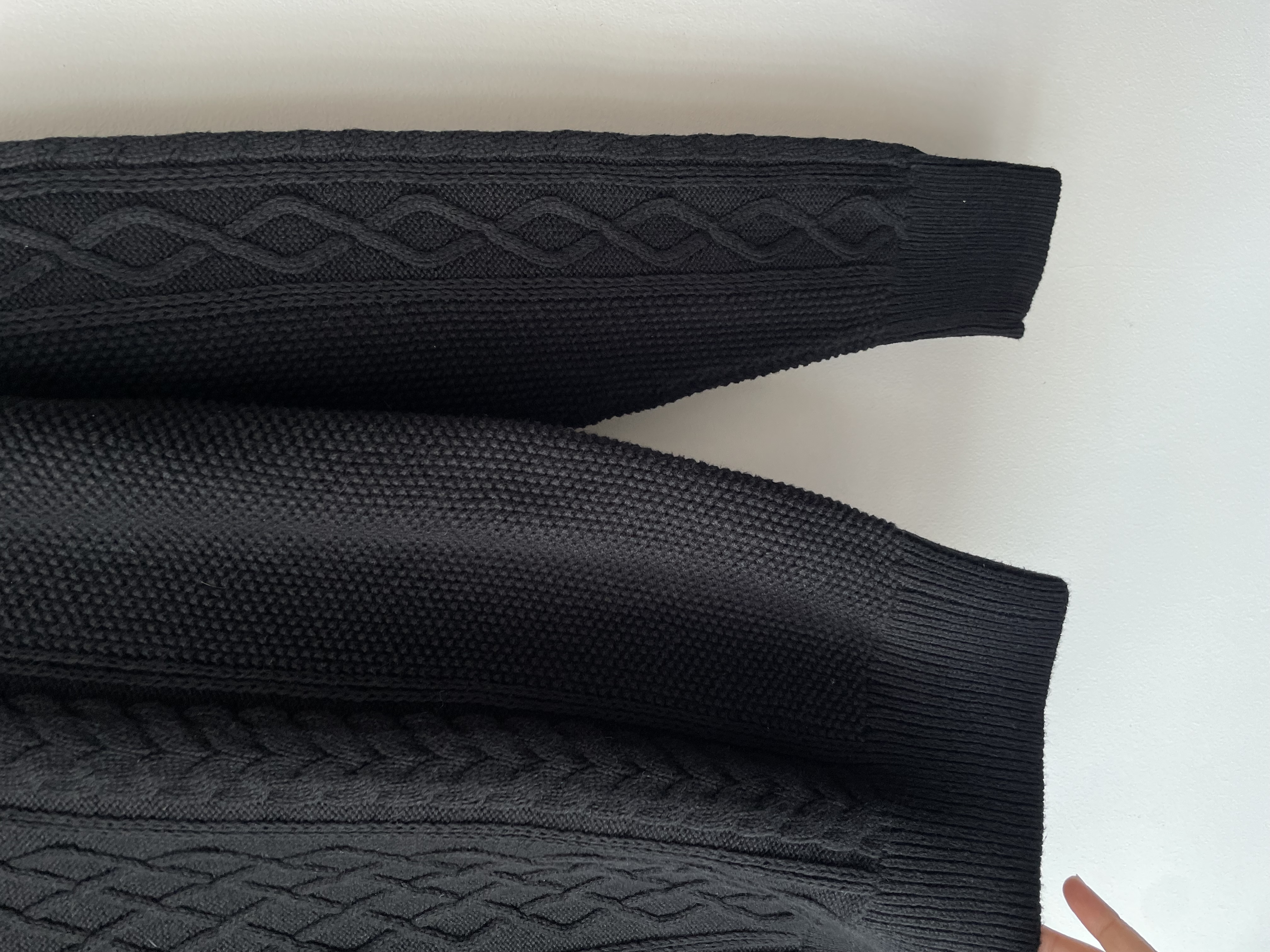Sweater trenzado negro. Talla: M 3