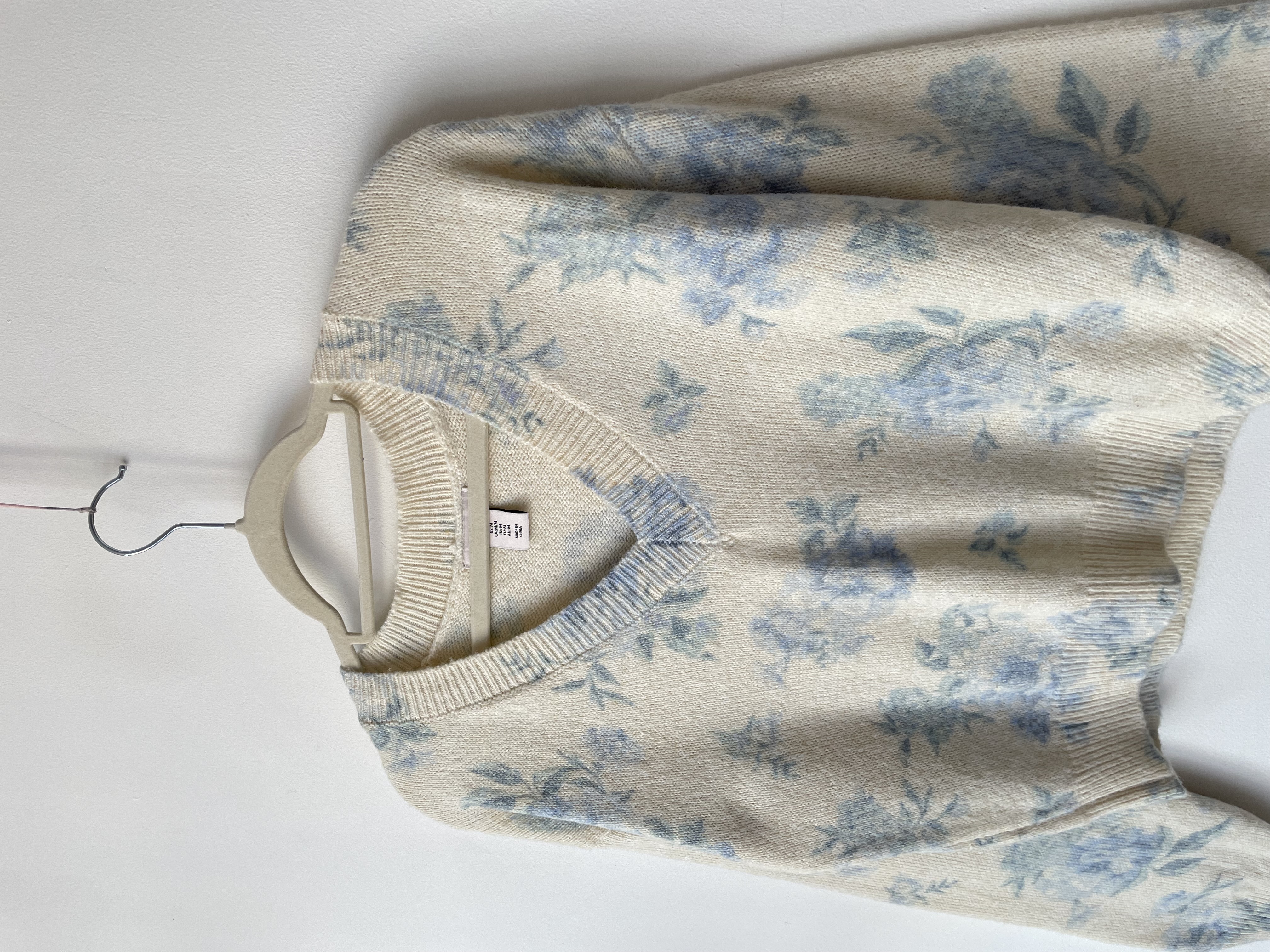 Sweater floreado. Talla: M 2