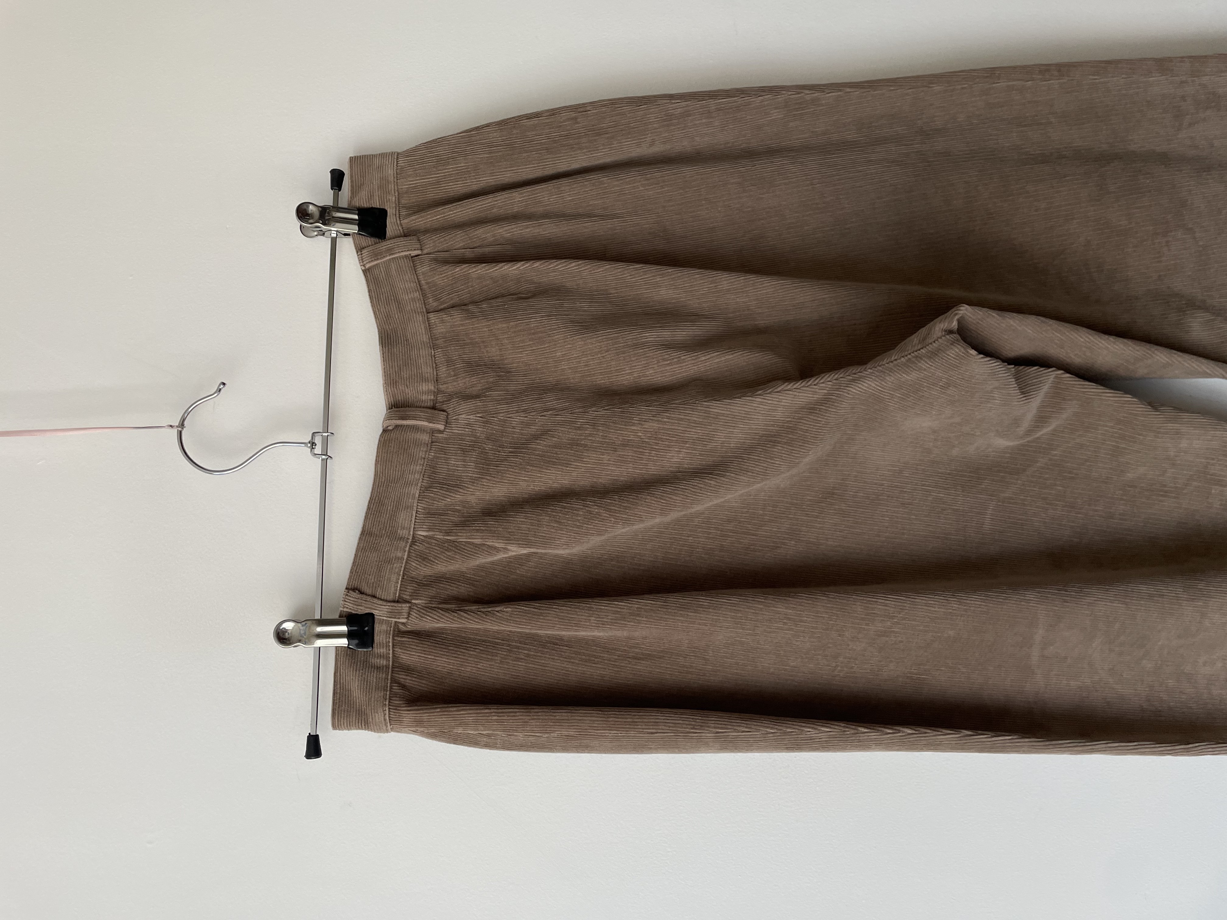 Pantalón camel. Tala: 38  4