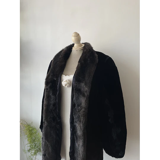 Abrigo felpudo negro. Talla: M/L
