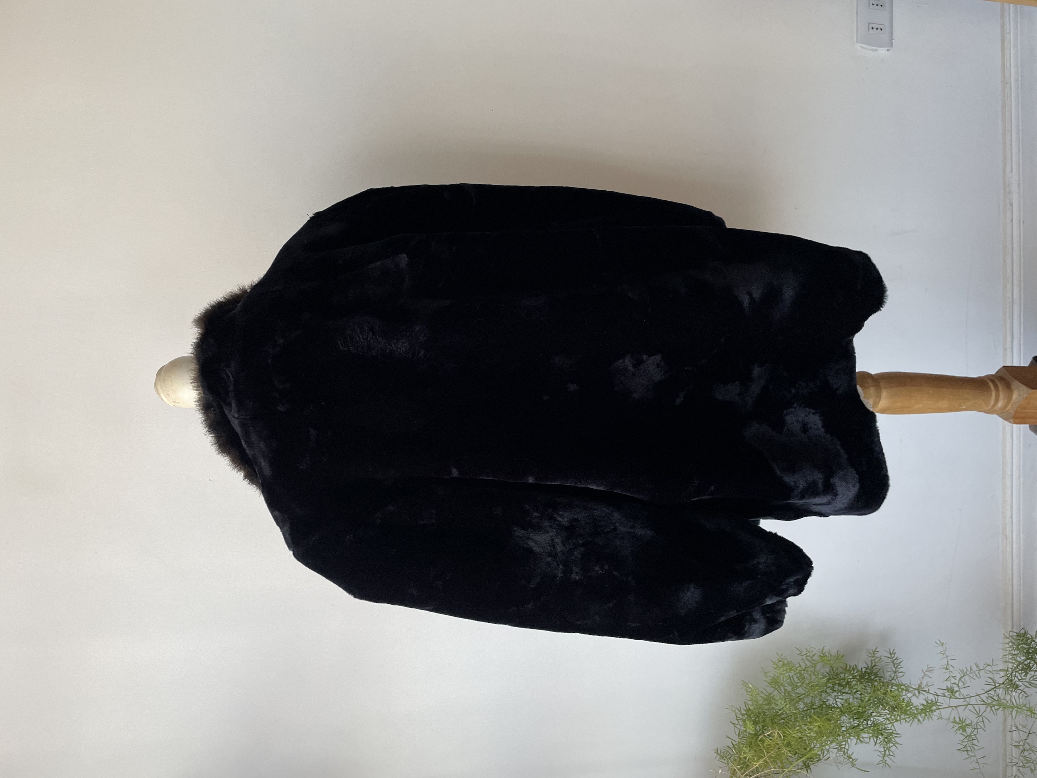 Abrigo felpudo negro. Talla: M/L 5