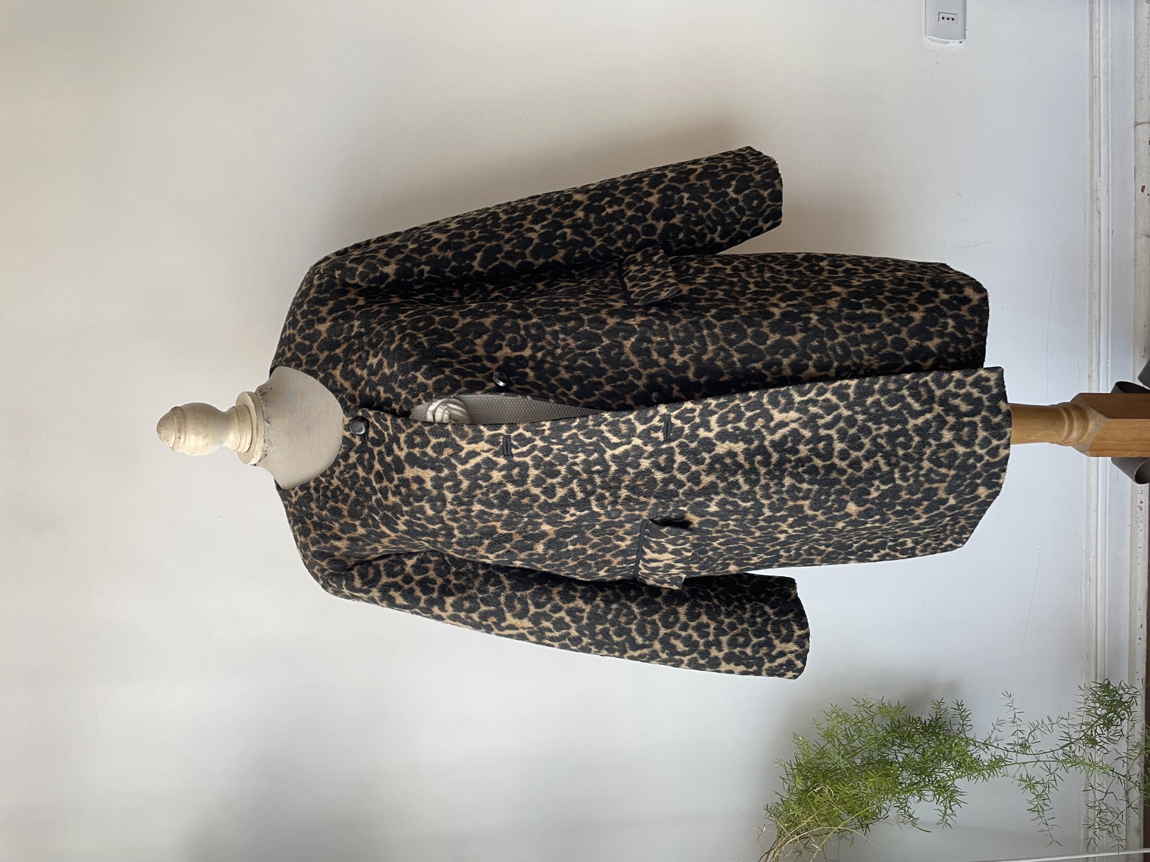Abrigo leopardo lana. Talla: 18 (XL) 1
