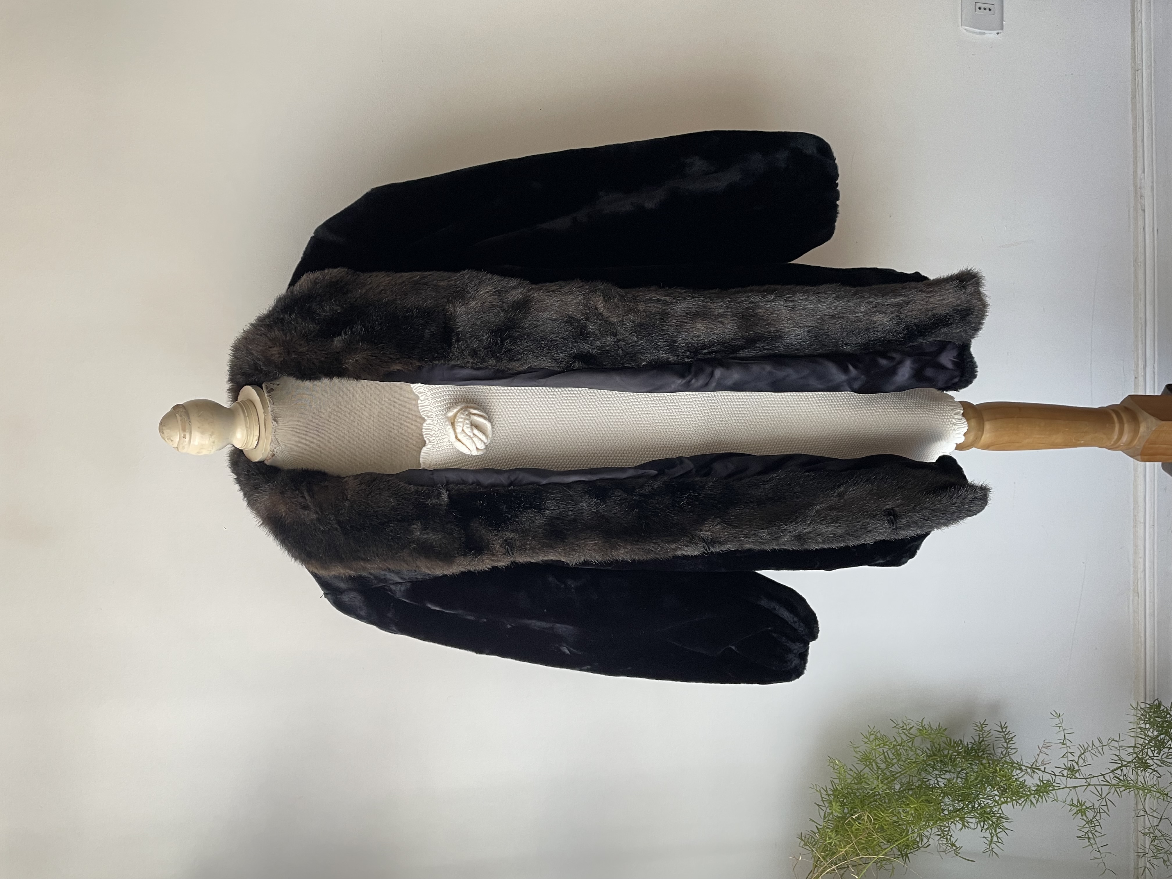Abrigo felpudo negro. Talla: M/L 1