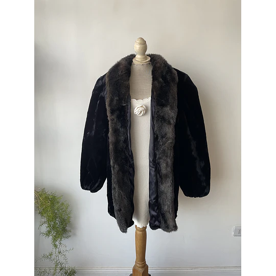 Abrigo felpudo negro. Talla: M/L