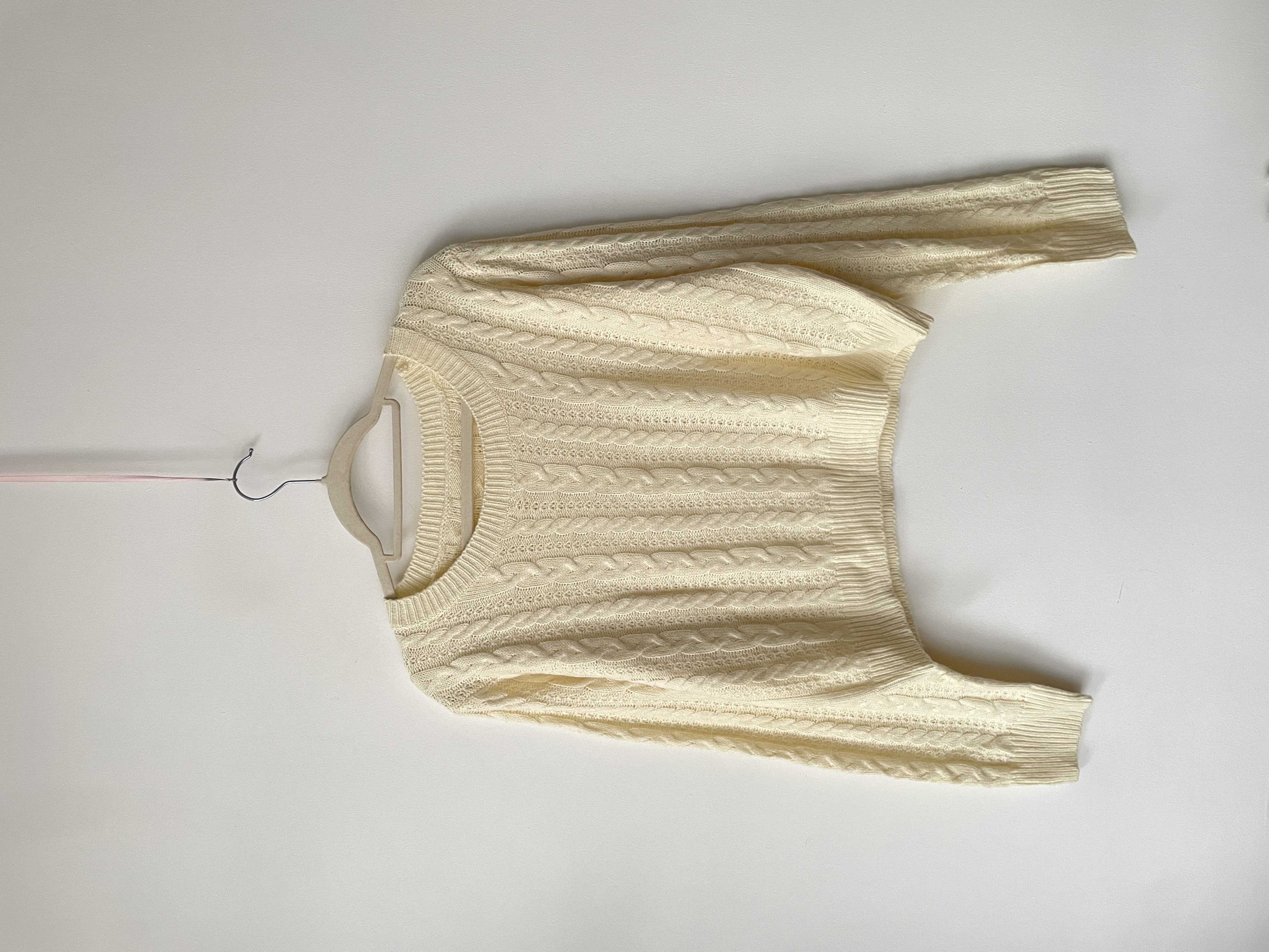 Sweater crema. Talla: M 1
