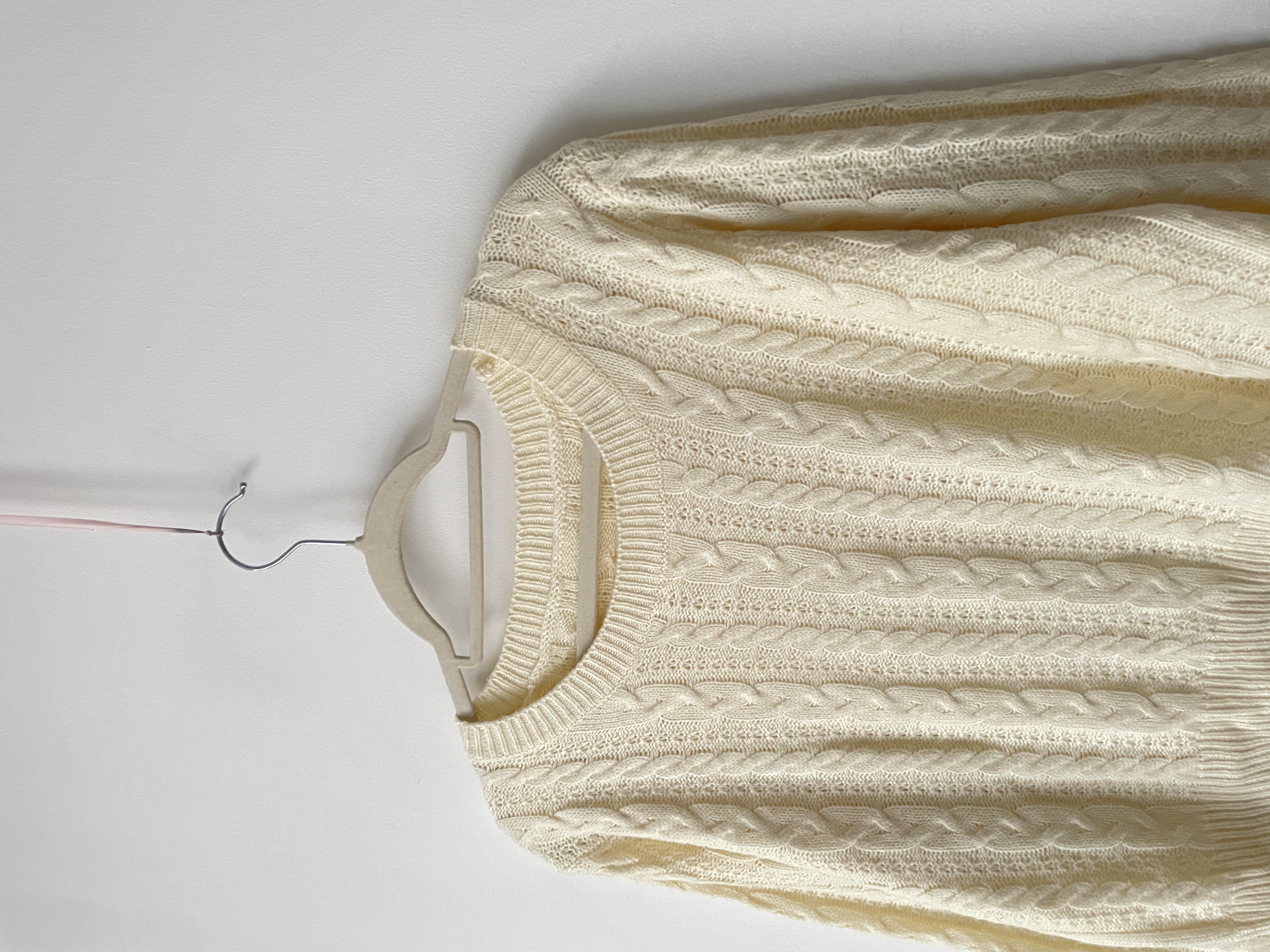Sweater crema. Talla: M 2