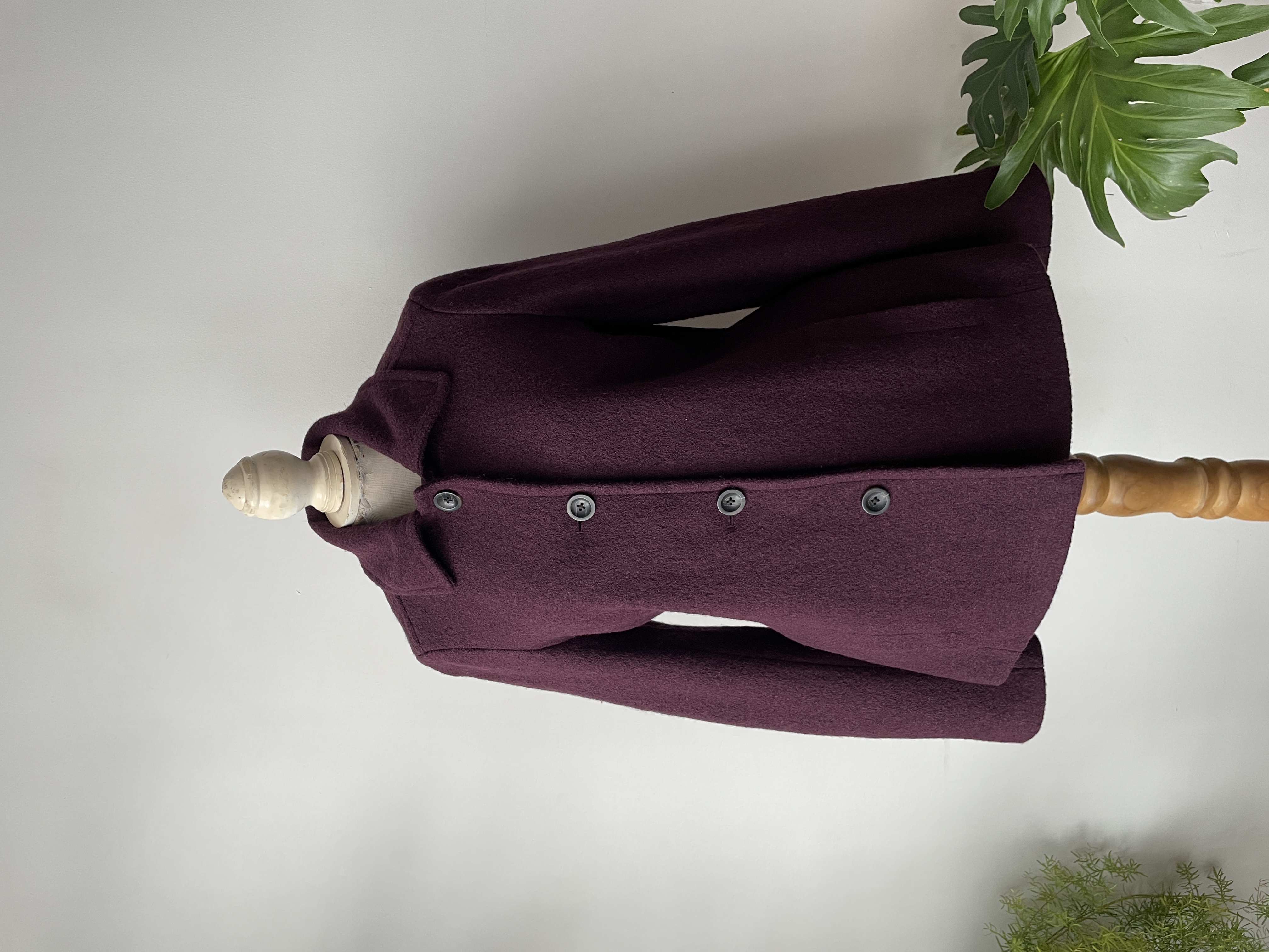 Abrigo ciruela. Talla: 8 (M) 1