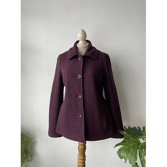 Abrigo ciruela. Talla: 8 (M)