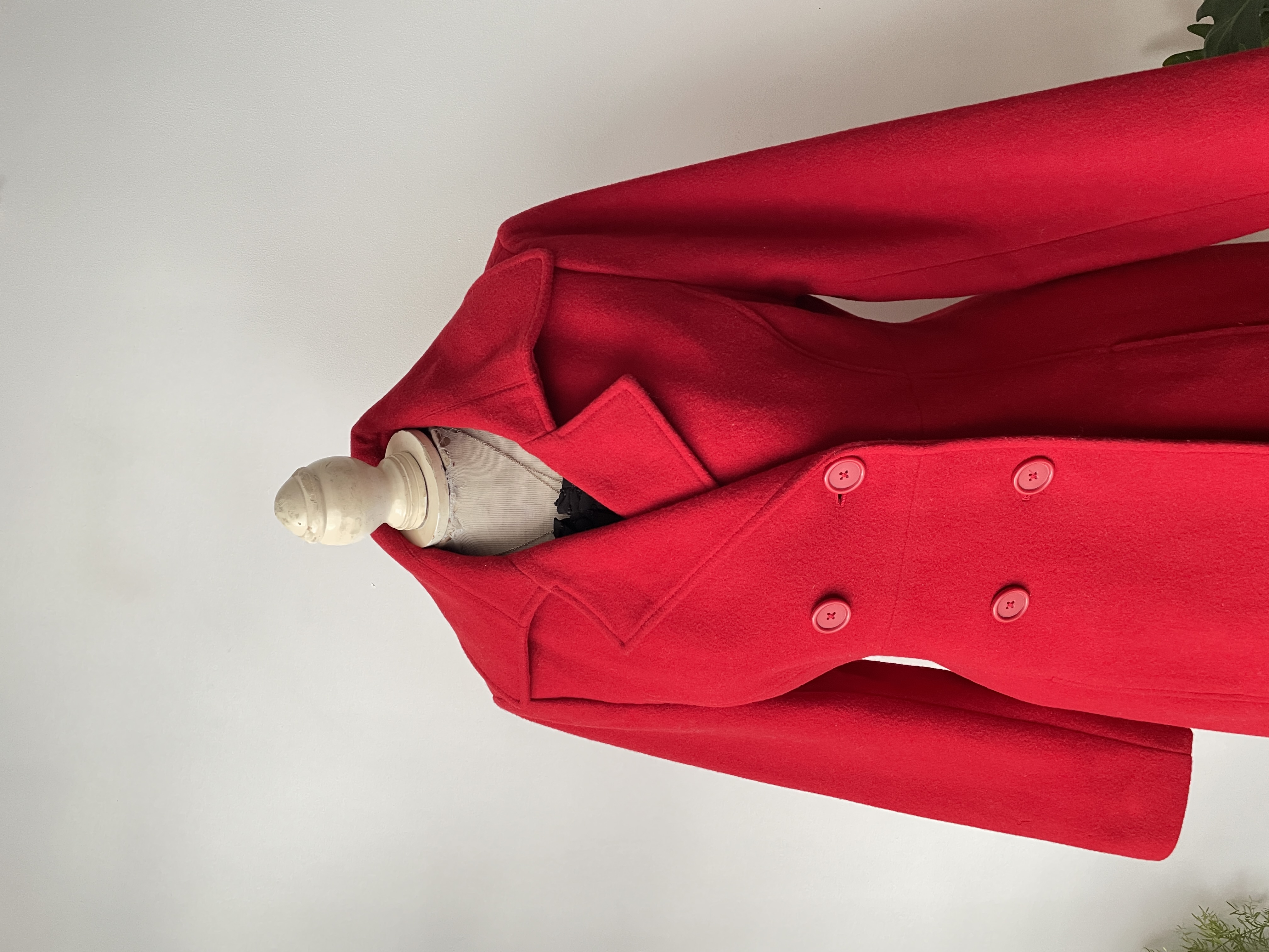 Abrigo rojo lana detalle. Talla: M 2