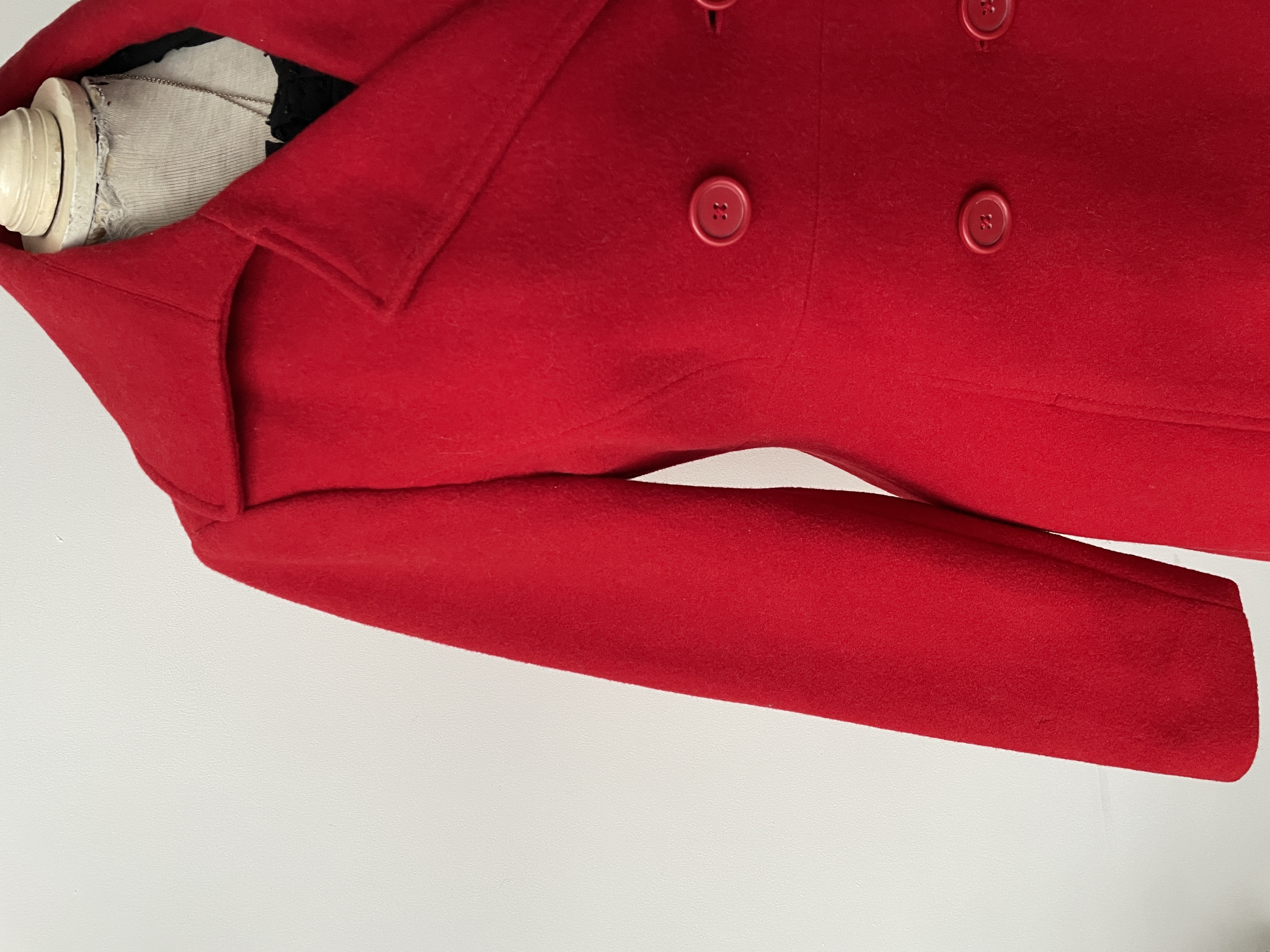Abrigo rojo lana detalle. Talla: M 3