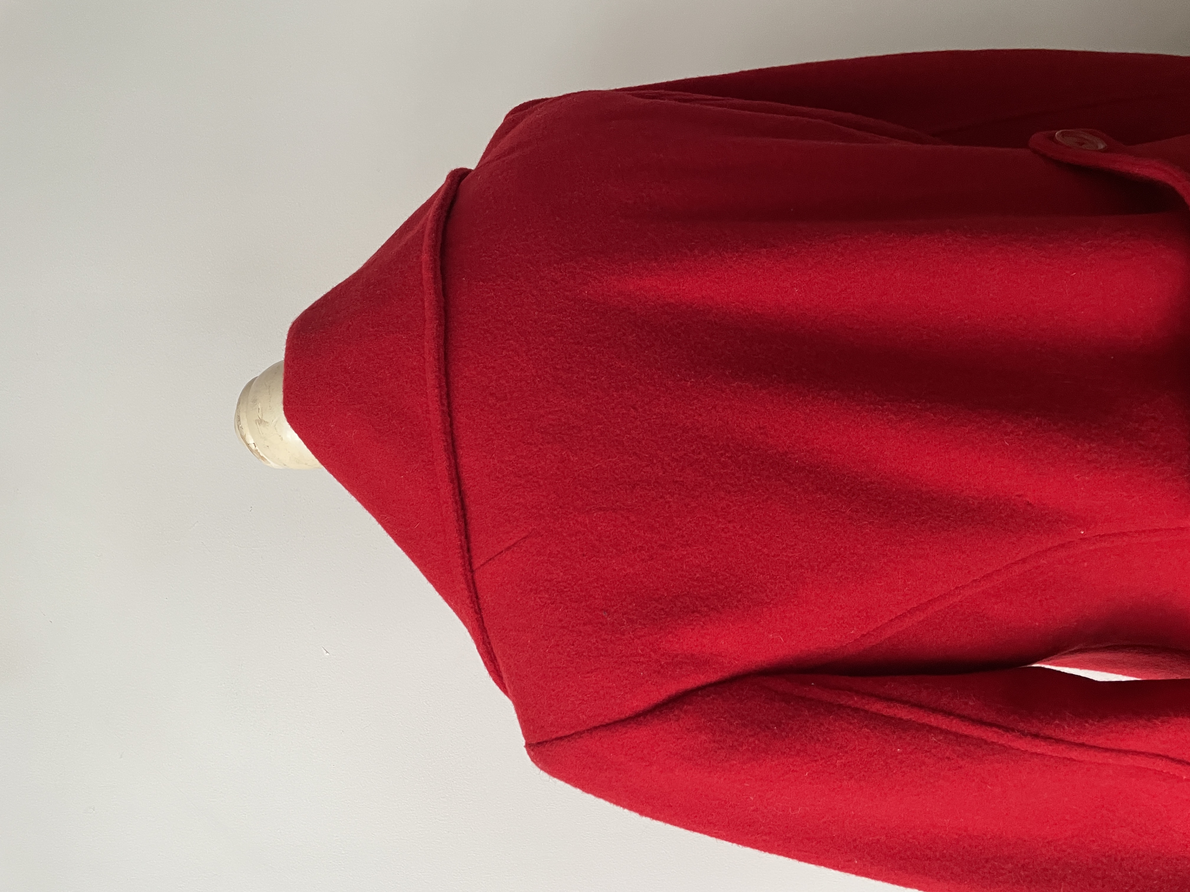 Abrigo rojo lana detalle. Talla: M 10
