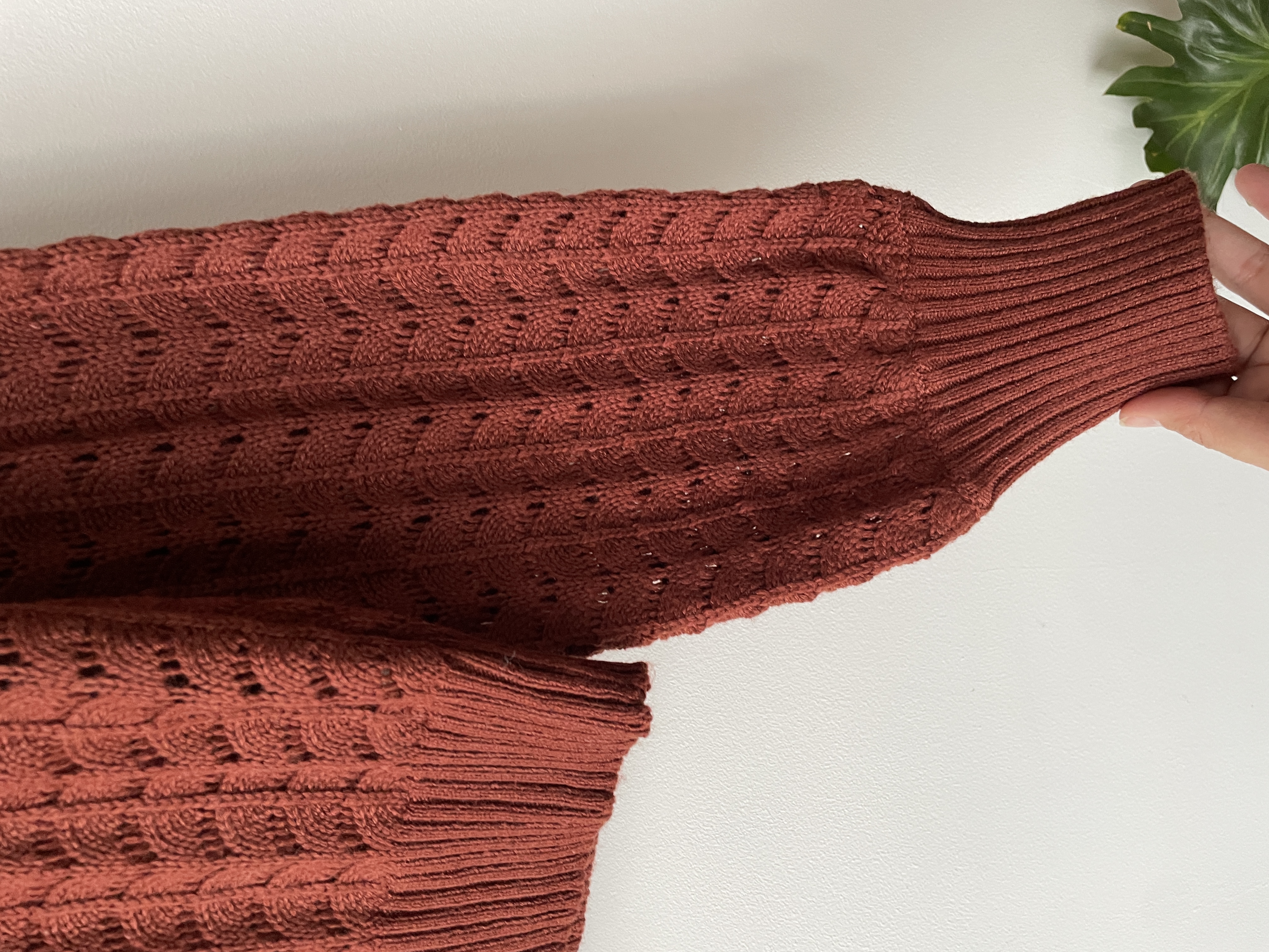 Sweater calado café. Talla: L  4