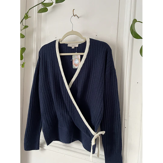 Sweater cruzado. Talla: M