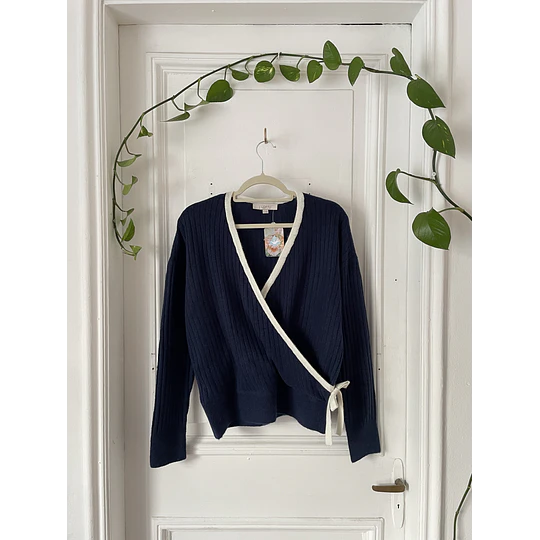 Sweater cruzado. Talla: M
