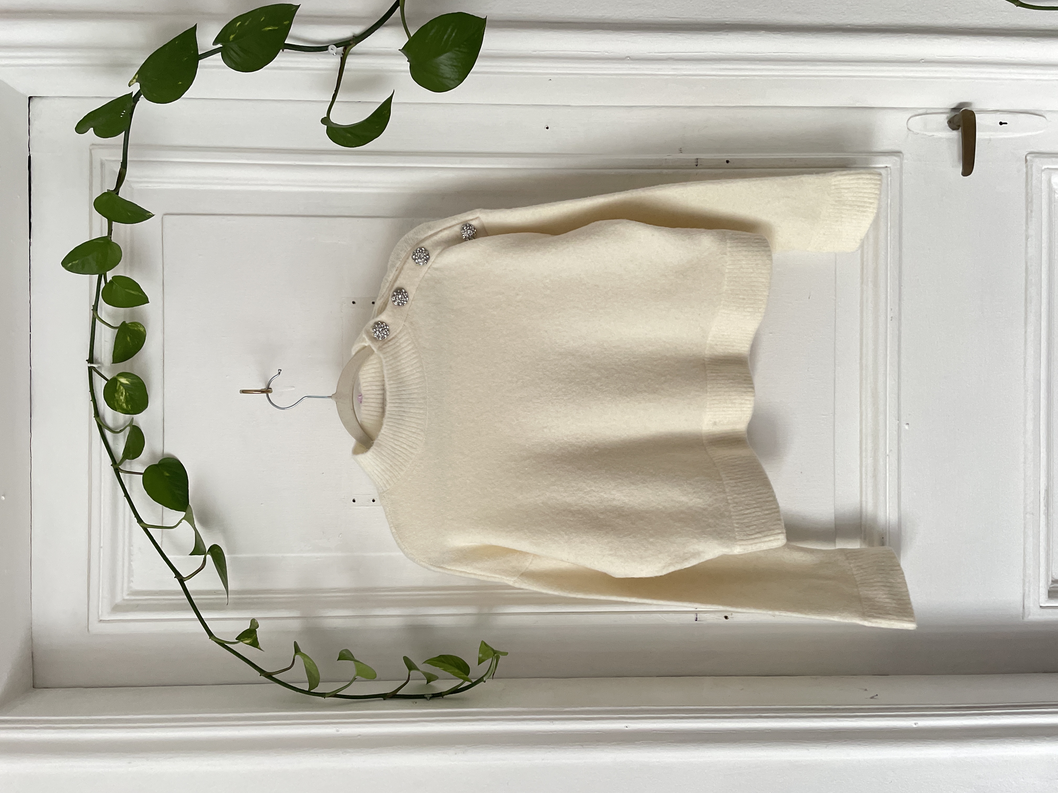 Sweater crema botones. Talla: S holgado  1