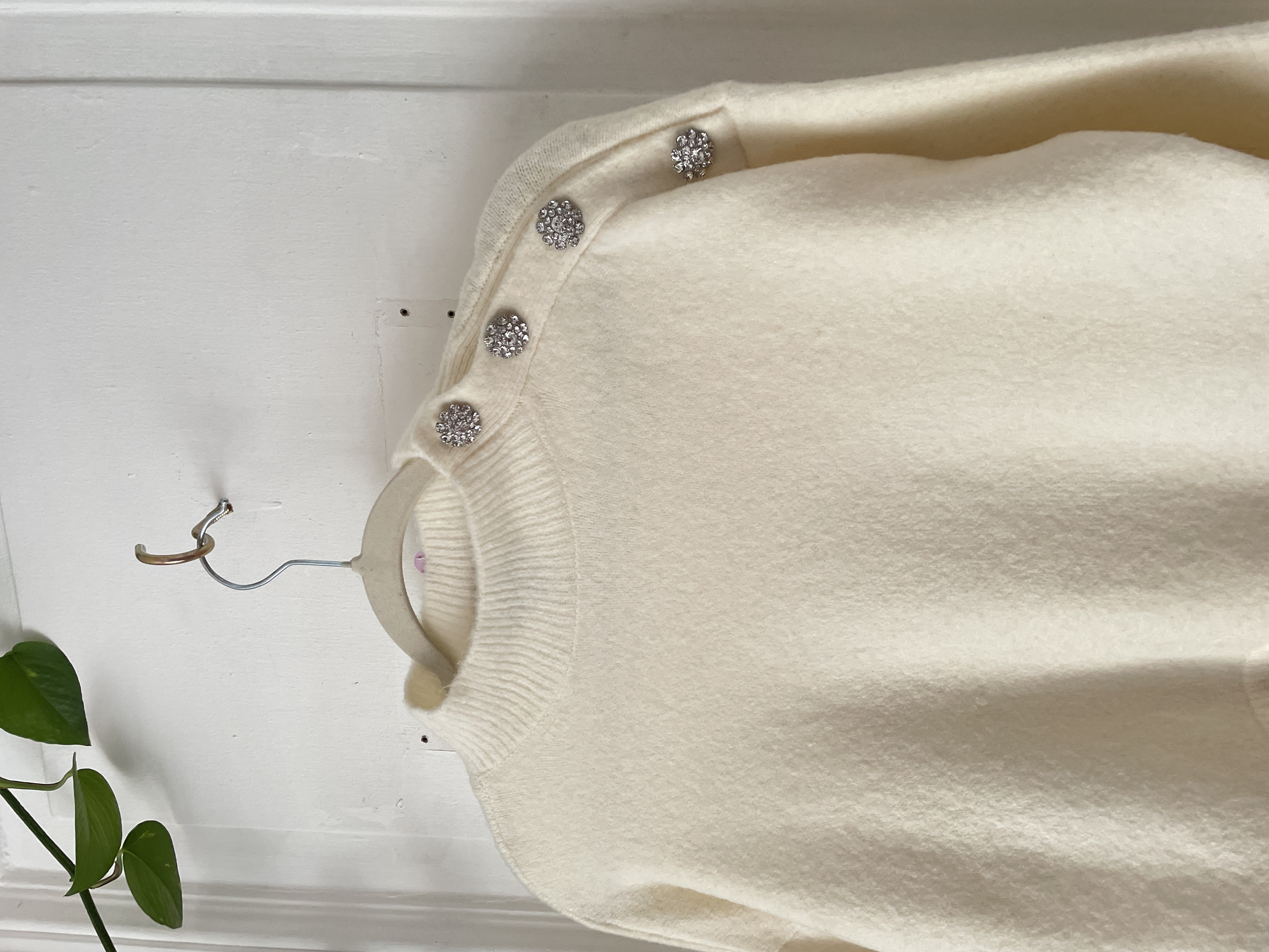 Sweater crema botones. Talla: S holgado  2