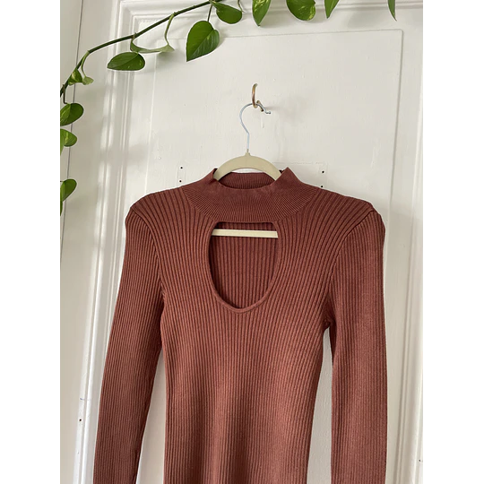 Polera café. Talla: XS elasticada 
