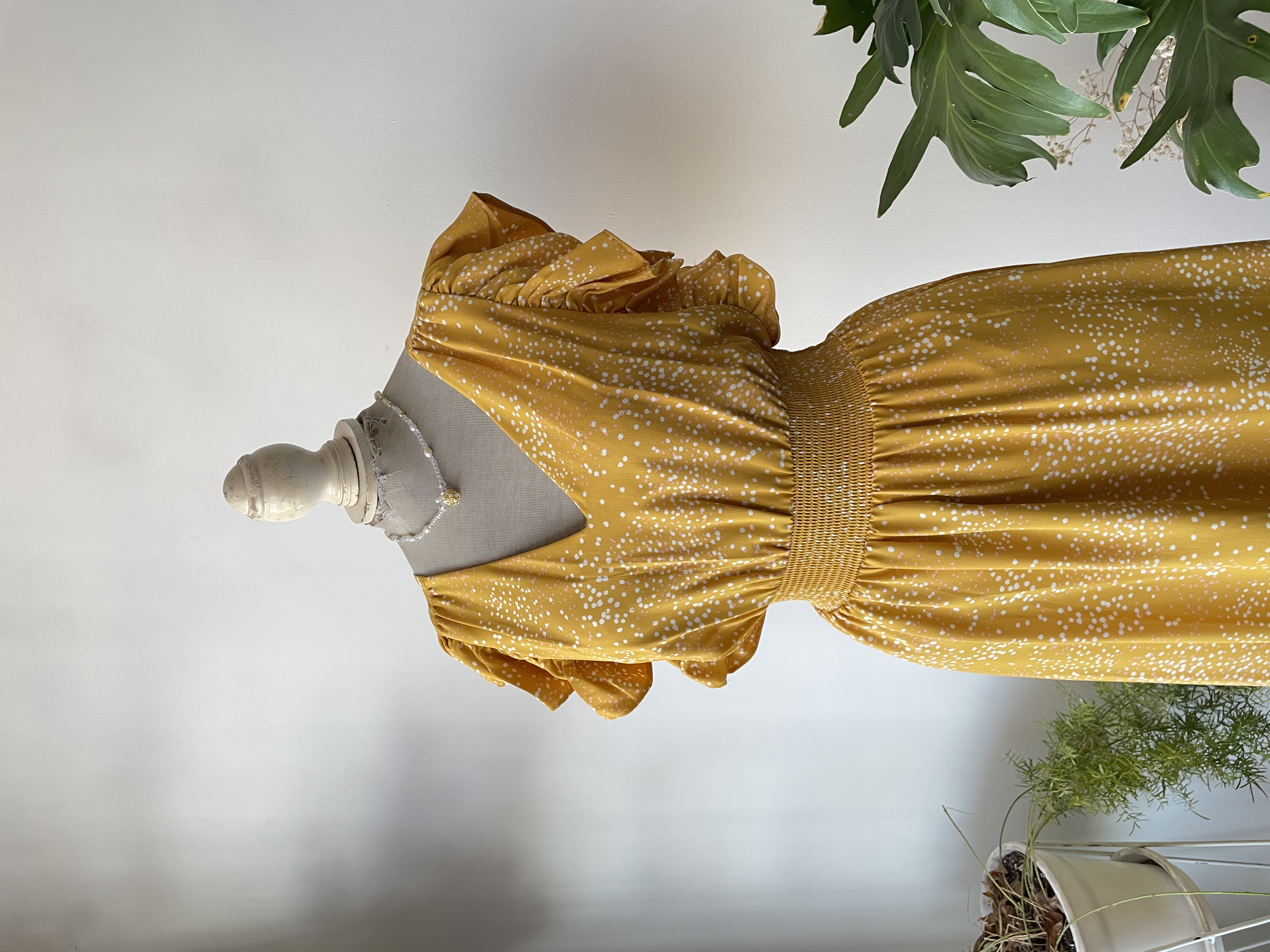 Vestido ocre Express. Talla: S 2