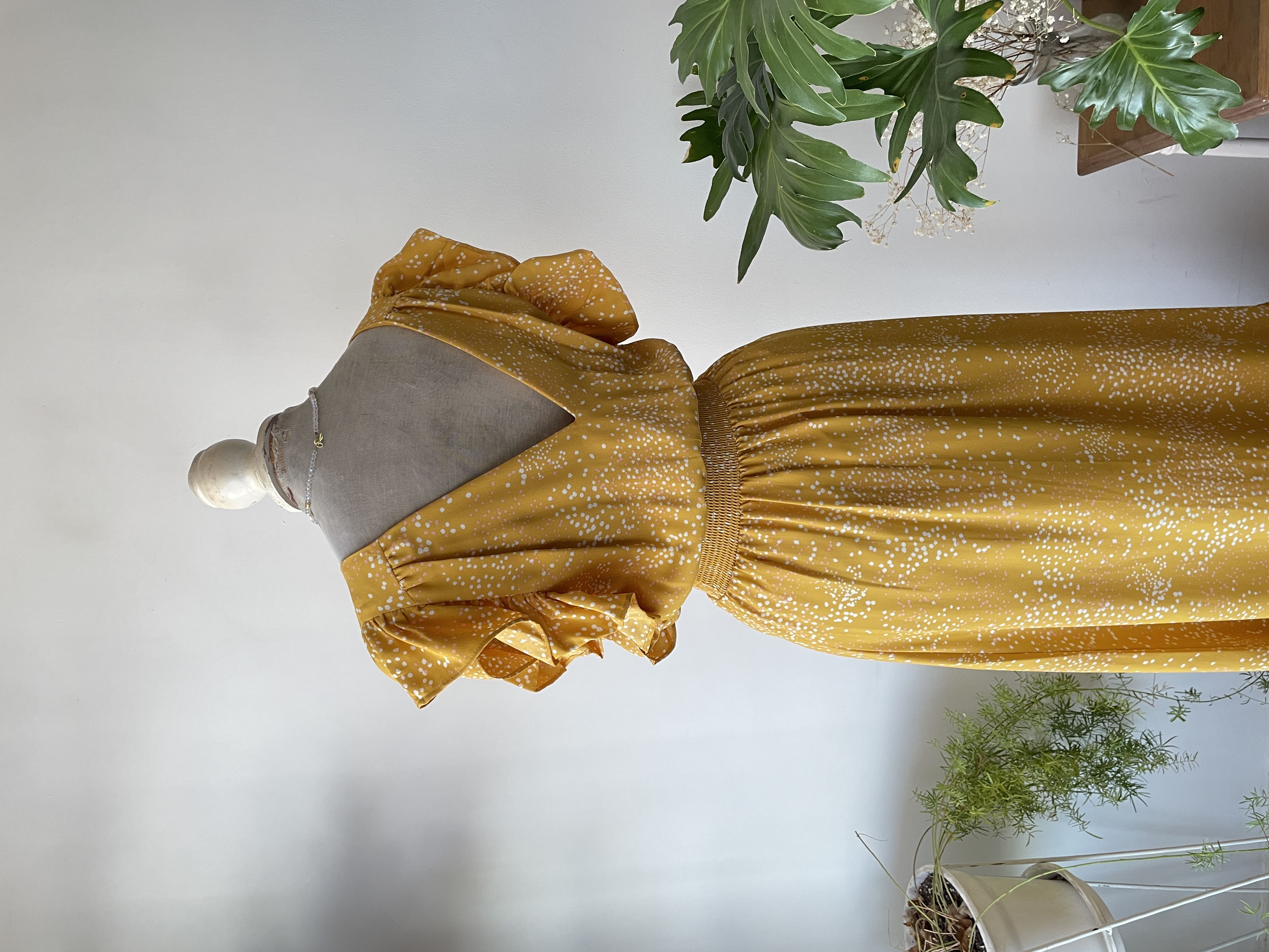 Vestido ocre Express. Talla: S 4