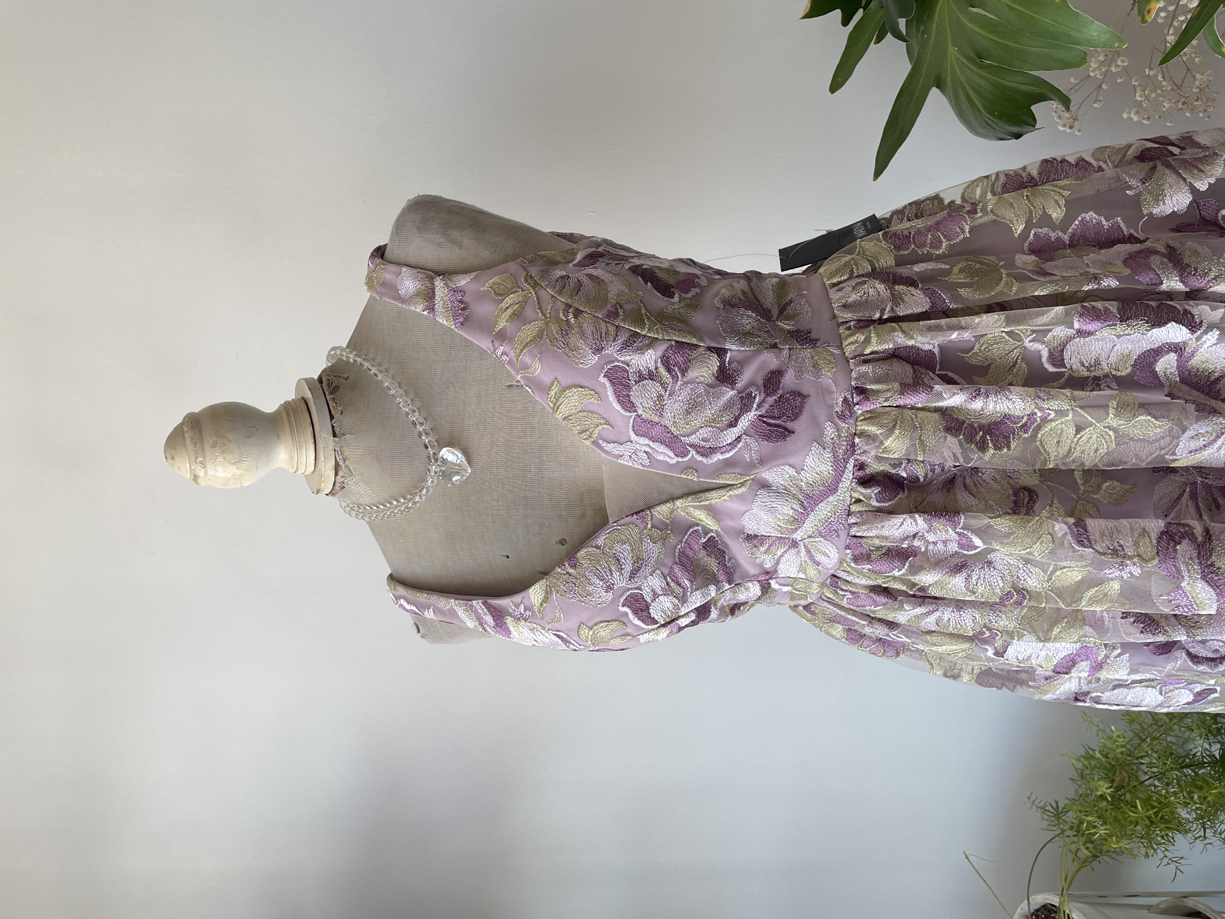 Vestido fiesta bordados. Talla: 6p (M) 2