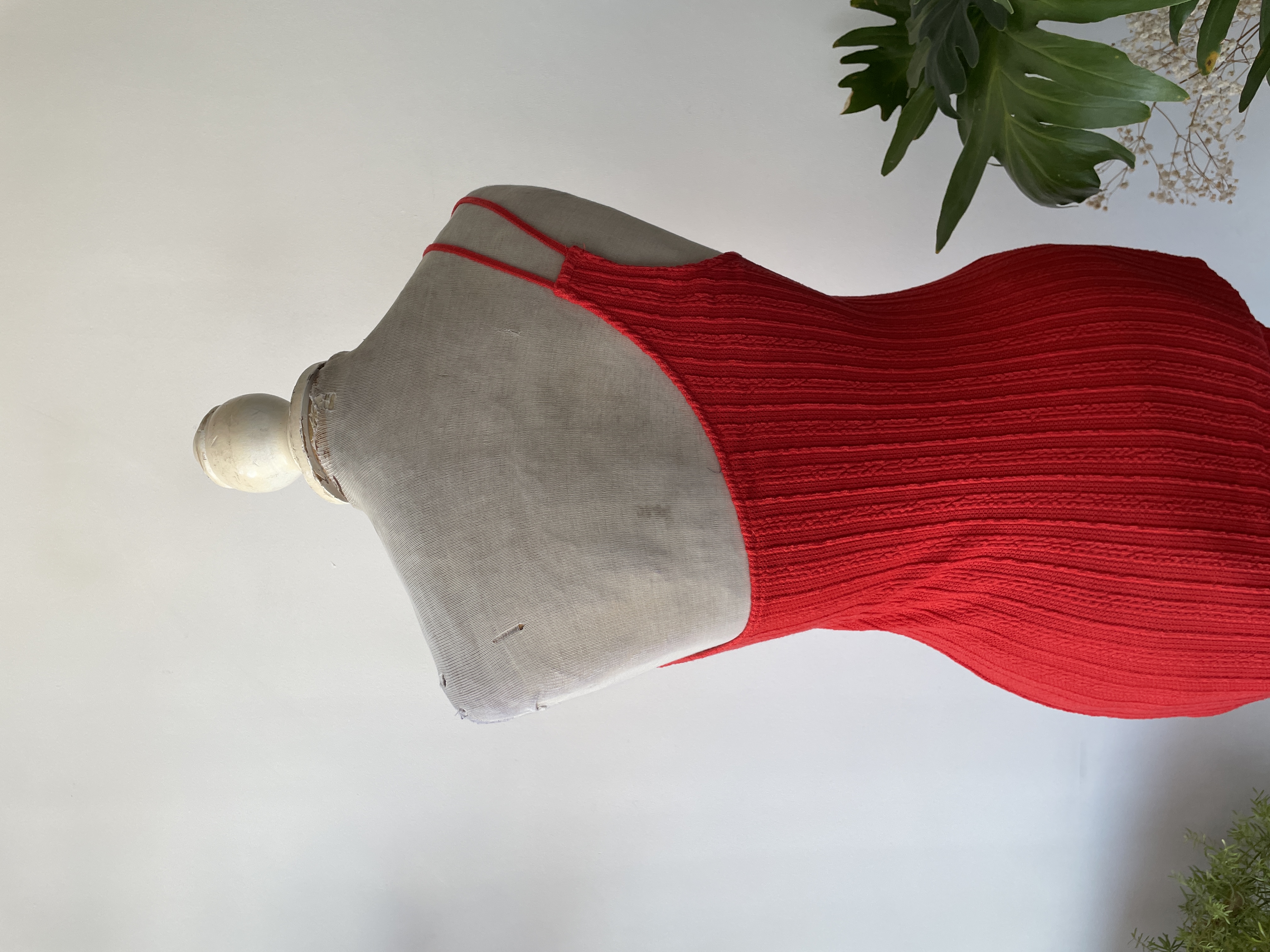 Vestido asimétrico rojo. Tala: M  4