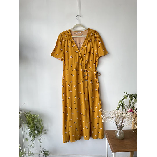 Vestido floral ocre. Talla: L