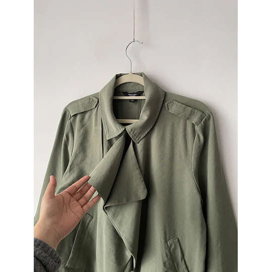 Trench oliva. Talla: L
