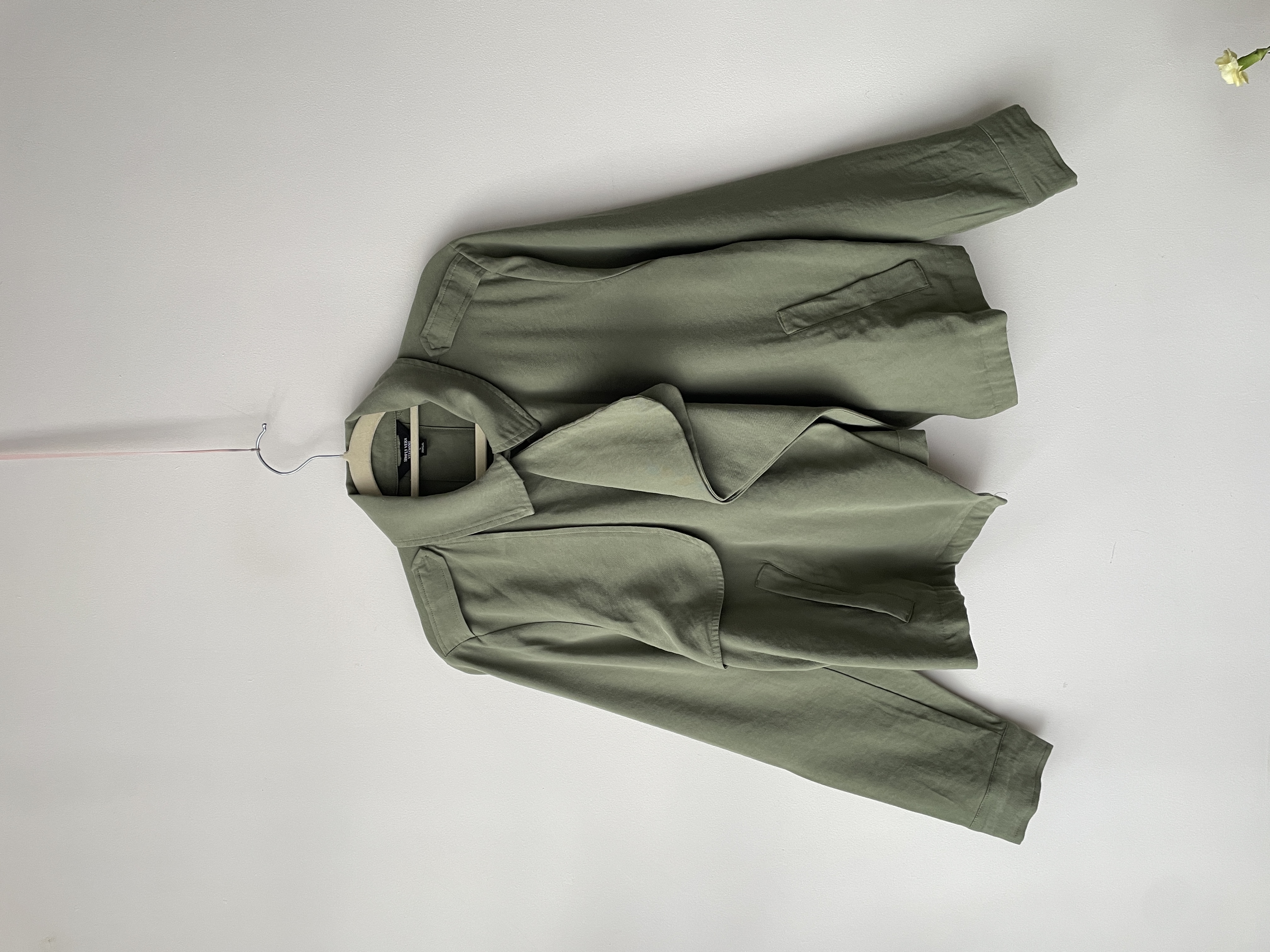 Trench oliva. Talla: L 1