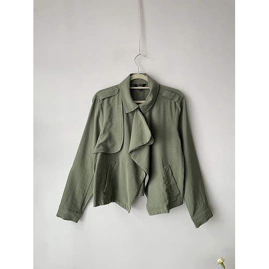 Trench oliva. Talla: L