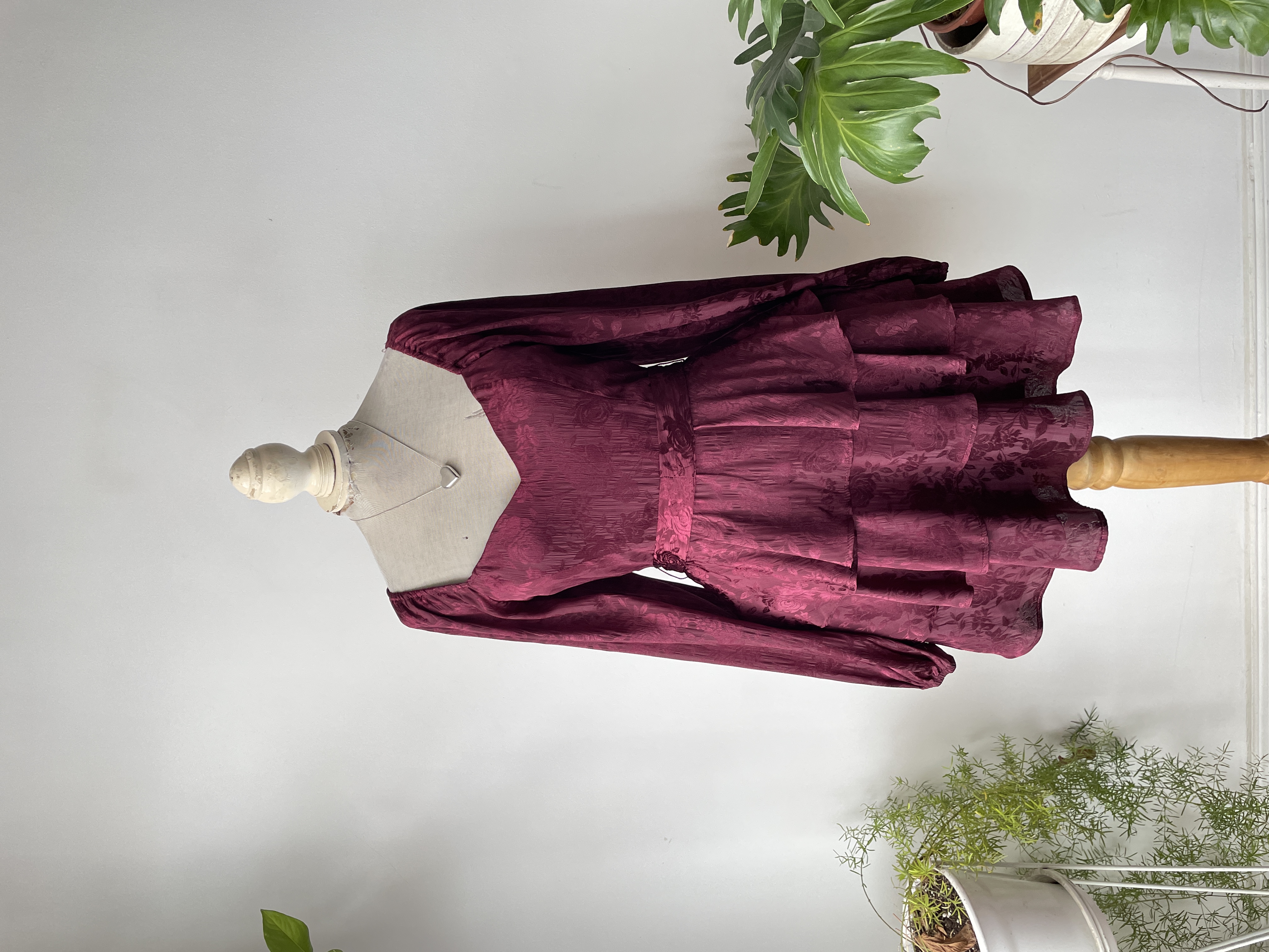Vestido satín burdeo. Talla: S 1