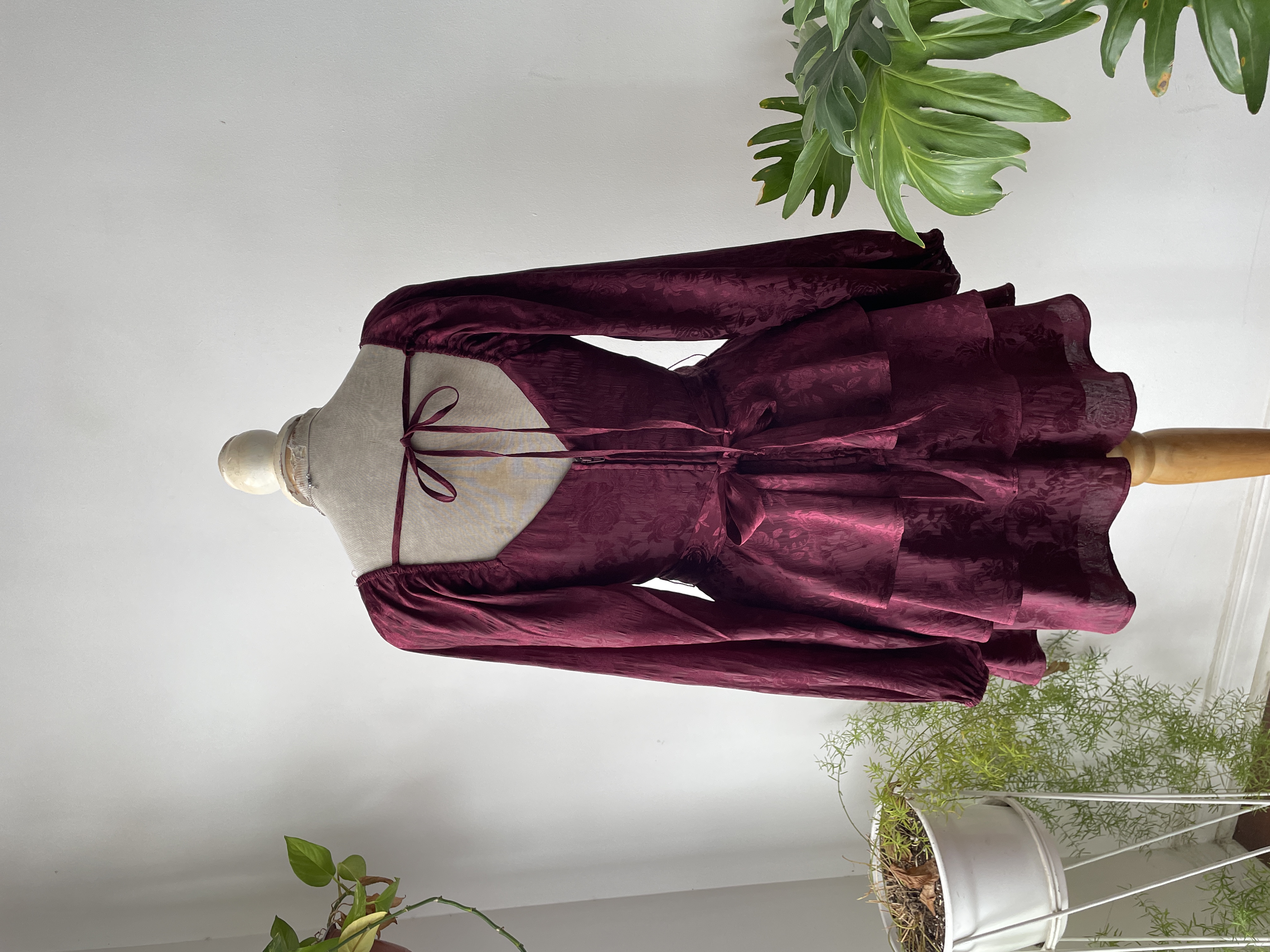 Vestido satín burdeo. Talla: S 2