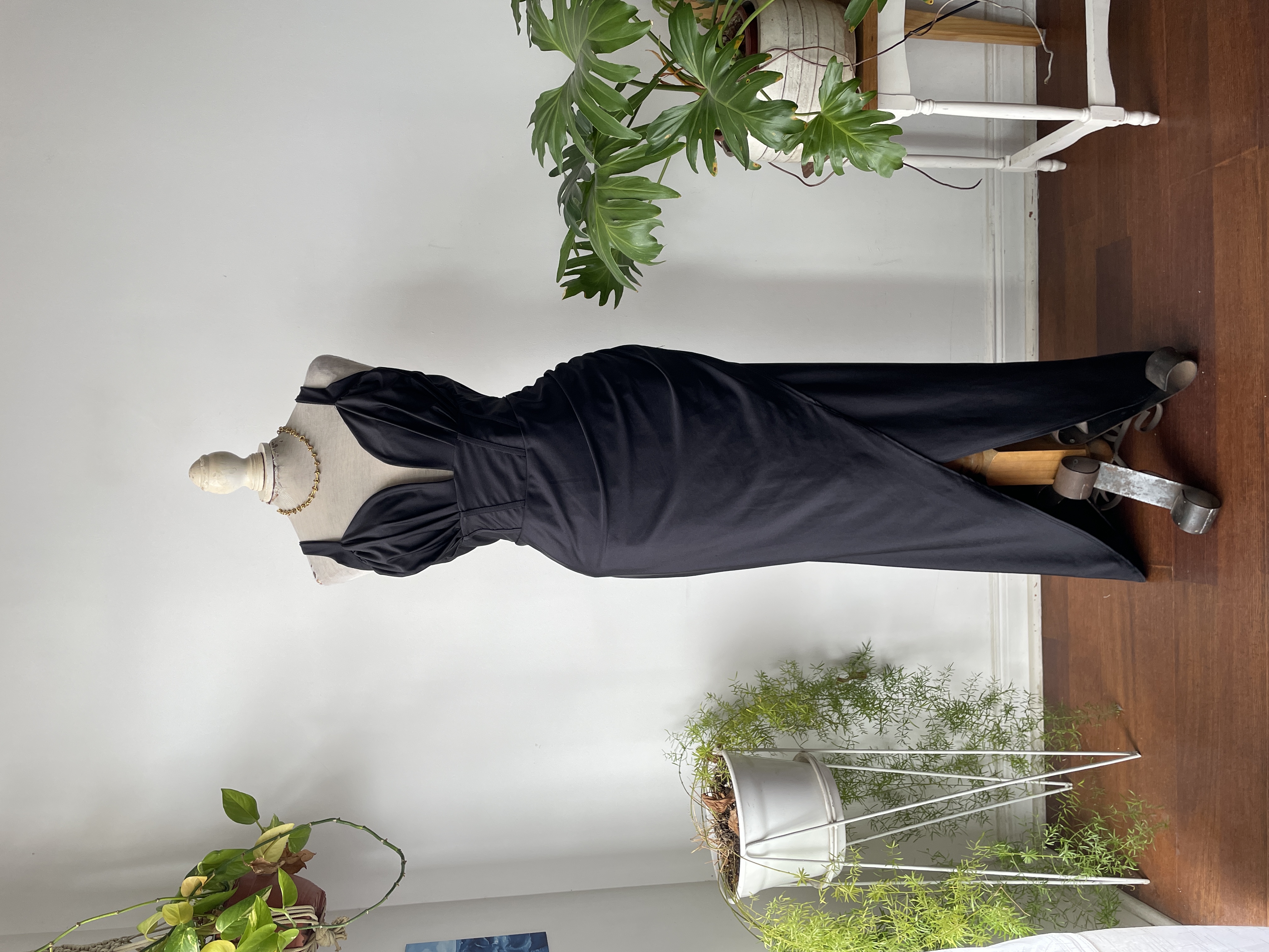 Vestido satín. Talla: L  1