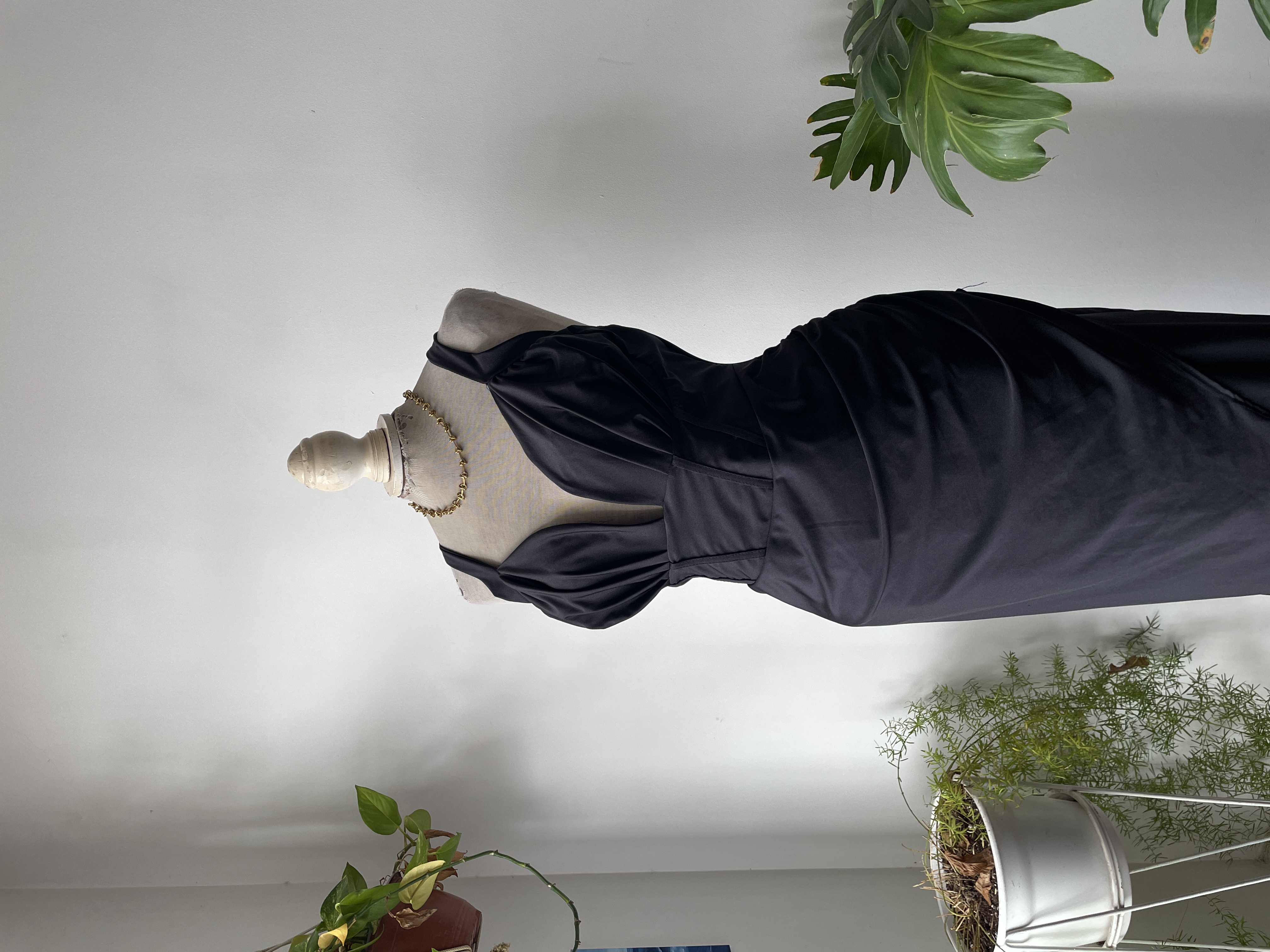 Vestido satín. Talla: L  6