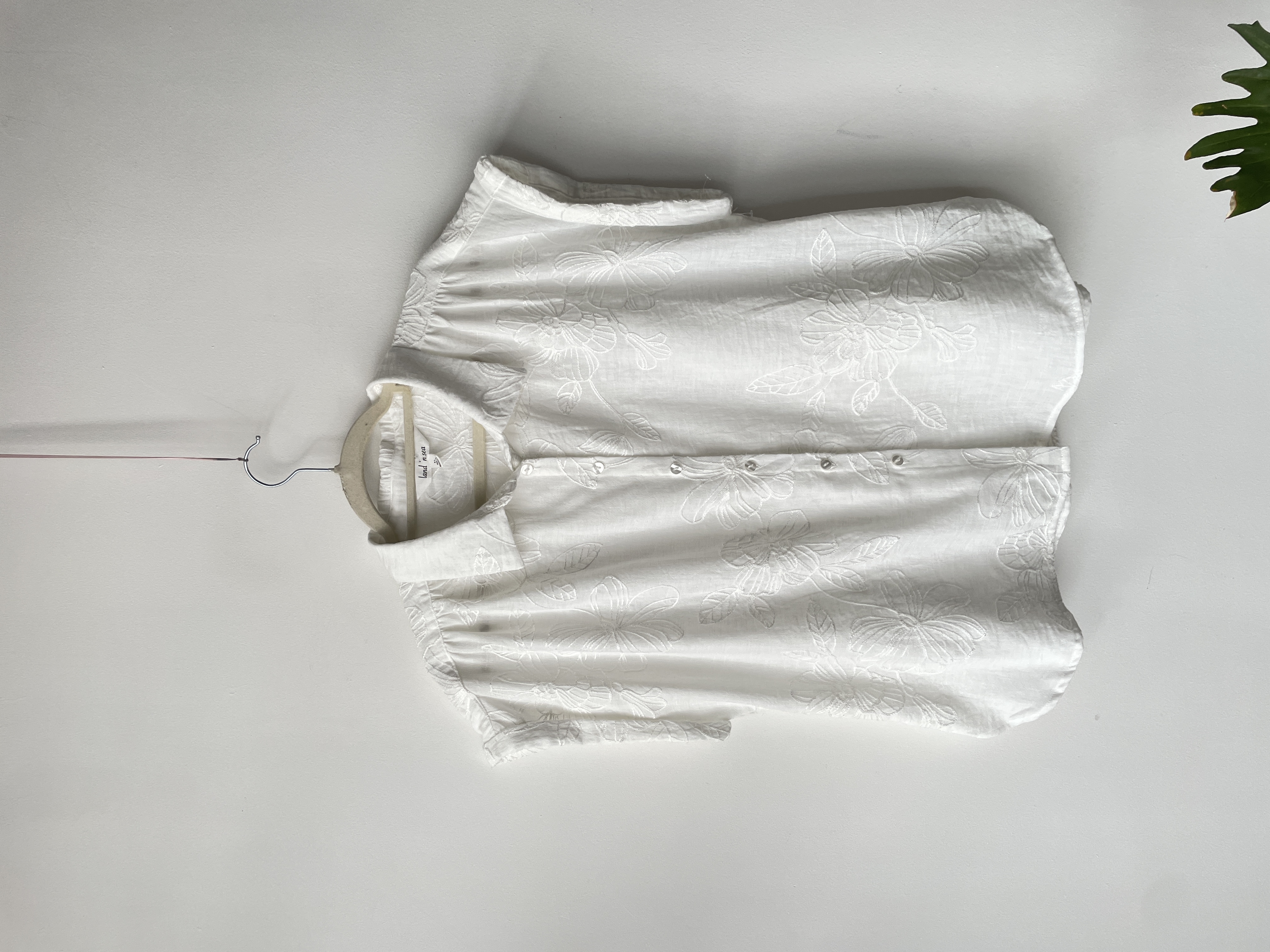 Blusa bordada. Talla: L  1