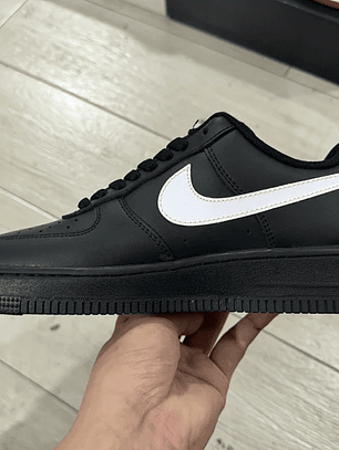 AF1 07 Black/White