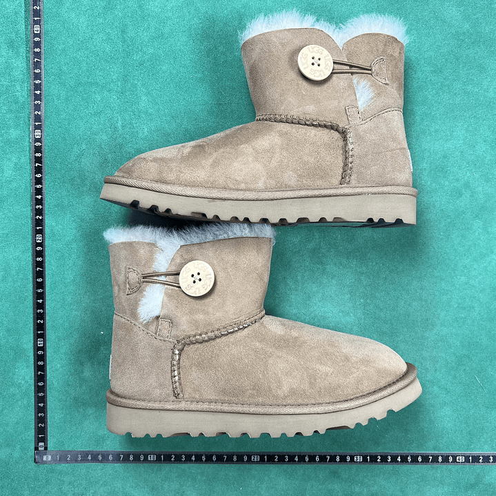 UGG UGG Bailey Mini Bailey Button II Boot    1
