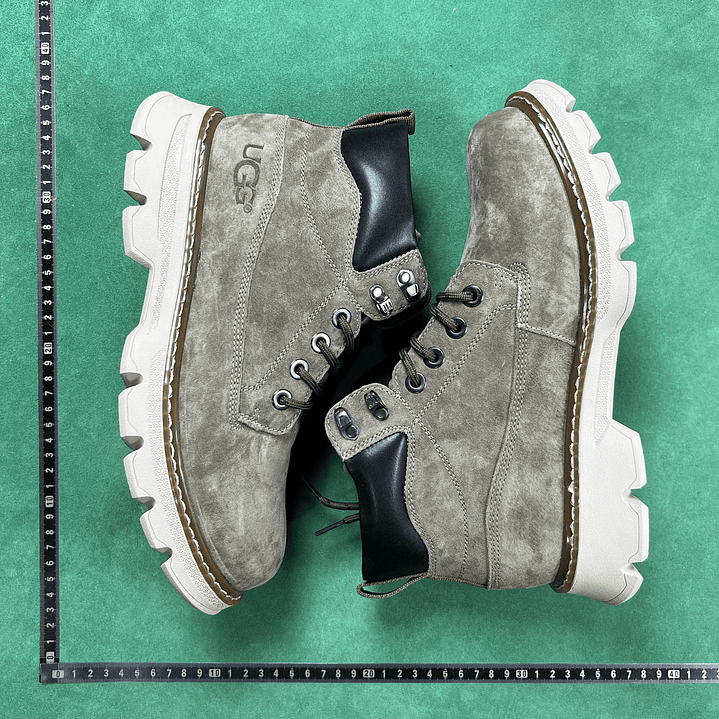 TT UGG CLASSIC MINI Lace-Up Weather    2