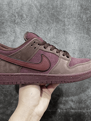 Dunk SB City of Love in the Burgundy Crush