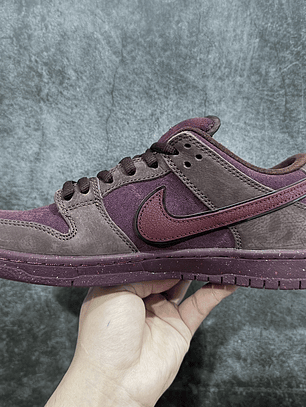Dunk SB City of Love in the Burgundy Crush