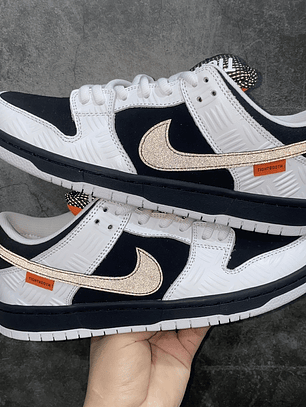 Dunk SB TIGHTBOOTH