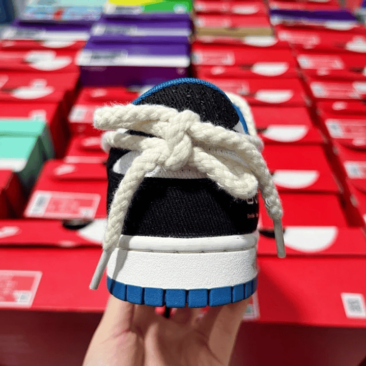 Dunk SP Black And White 4