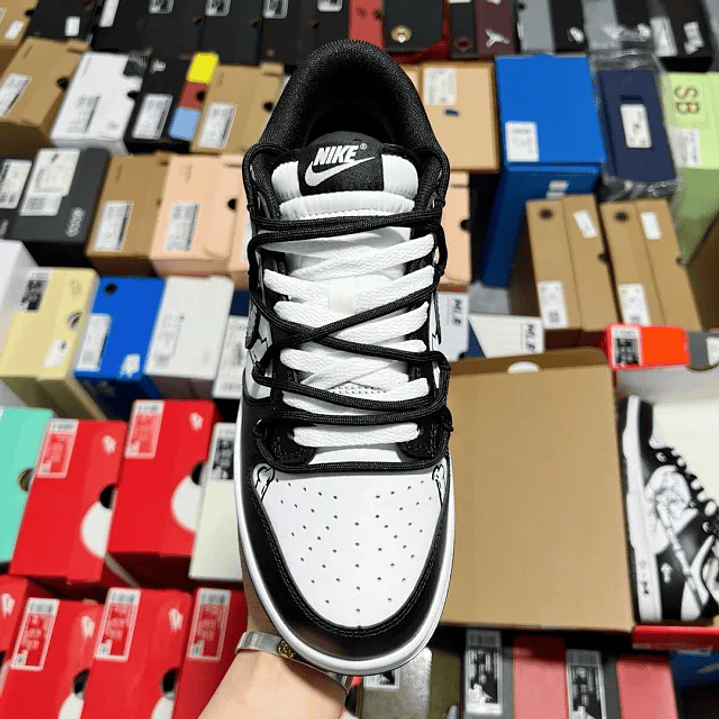 Dunk SP Black And White  2