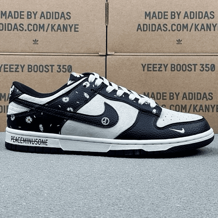 Dunk SP Black And White 1