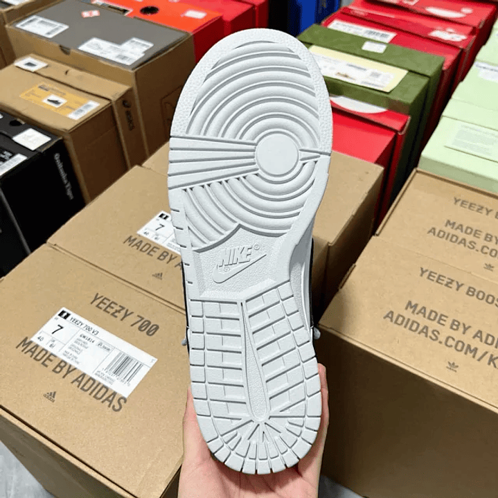 Dunk SP Black And White 4