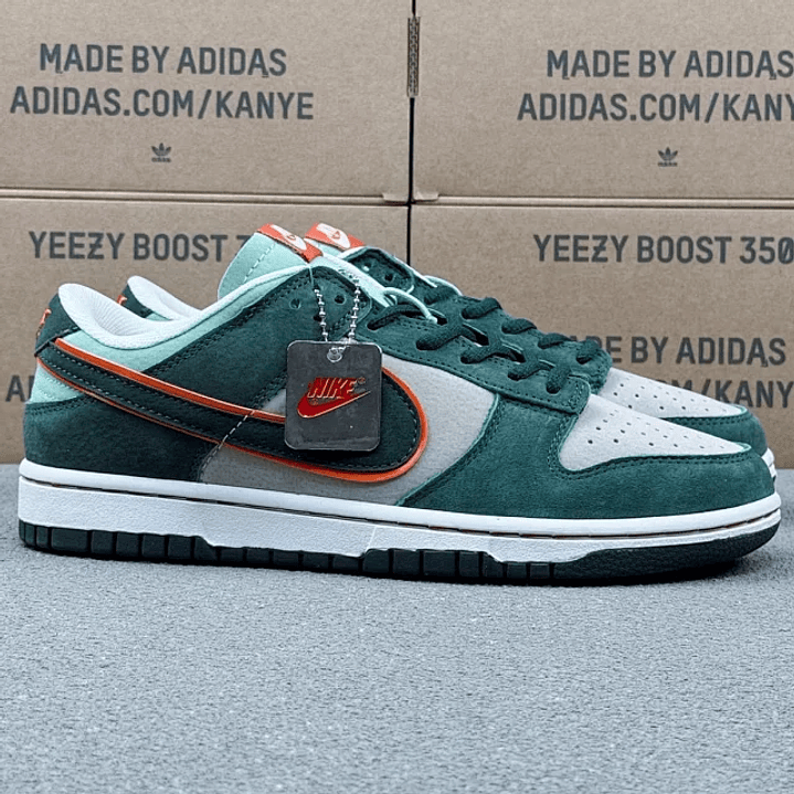 Dunk SB Green And White 3