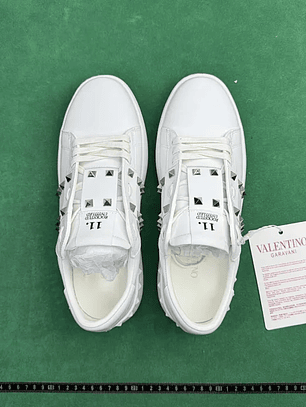 Valentino Garavani Rockstud Untitled